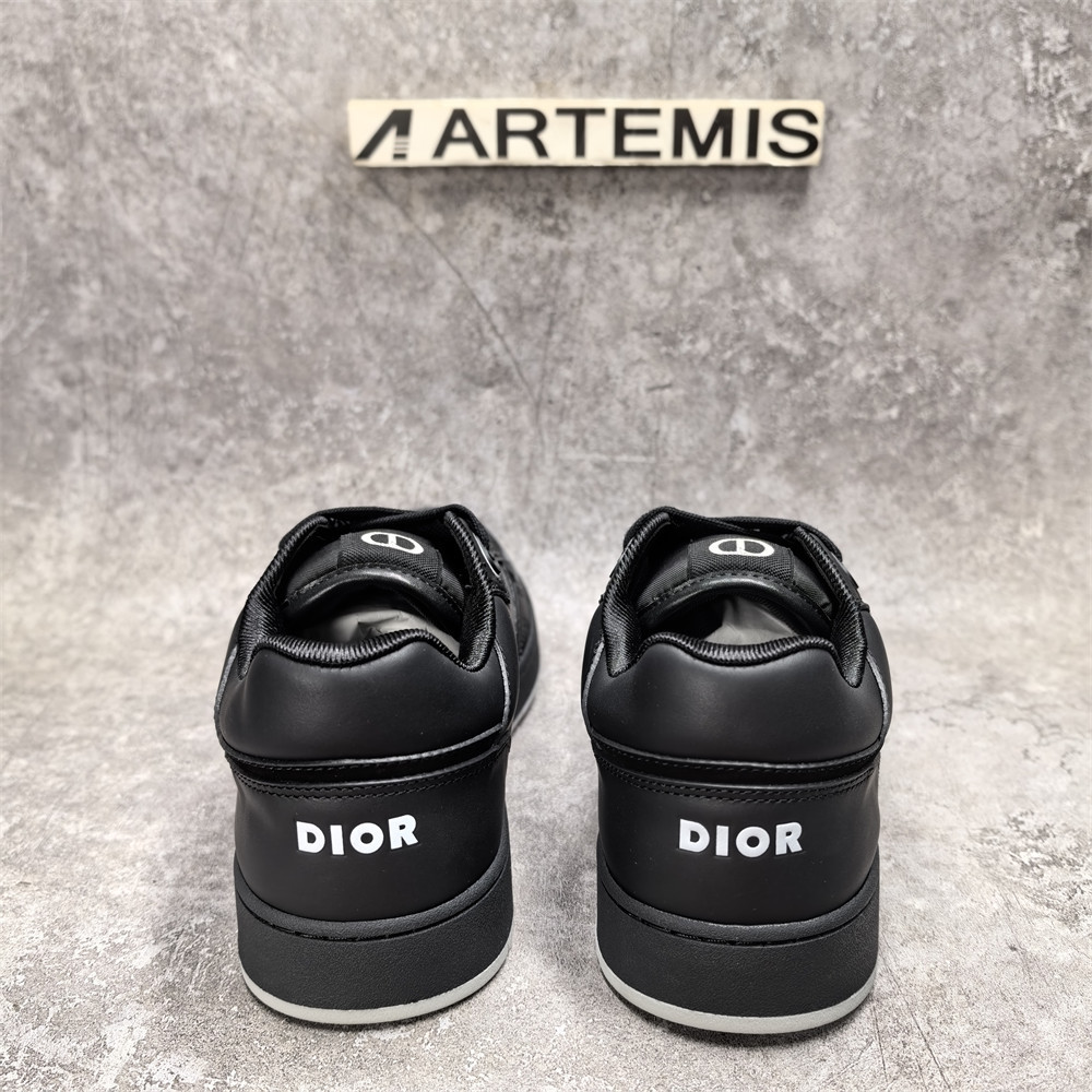 ua D*or sneaker