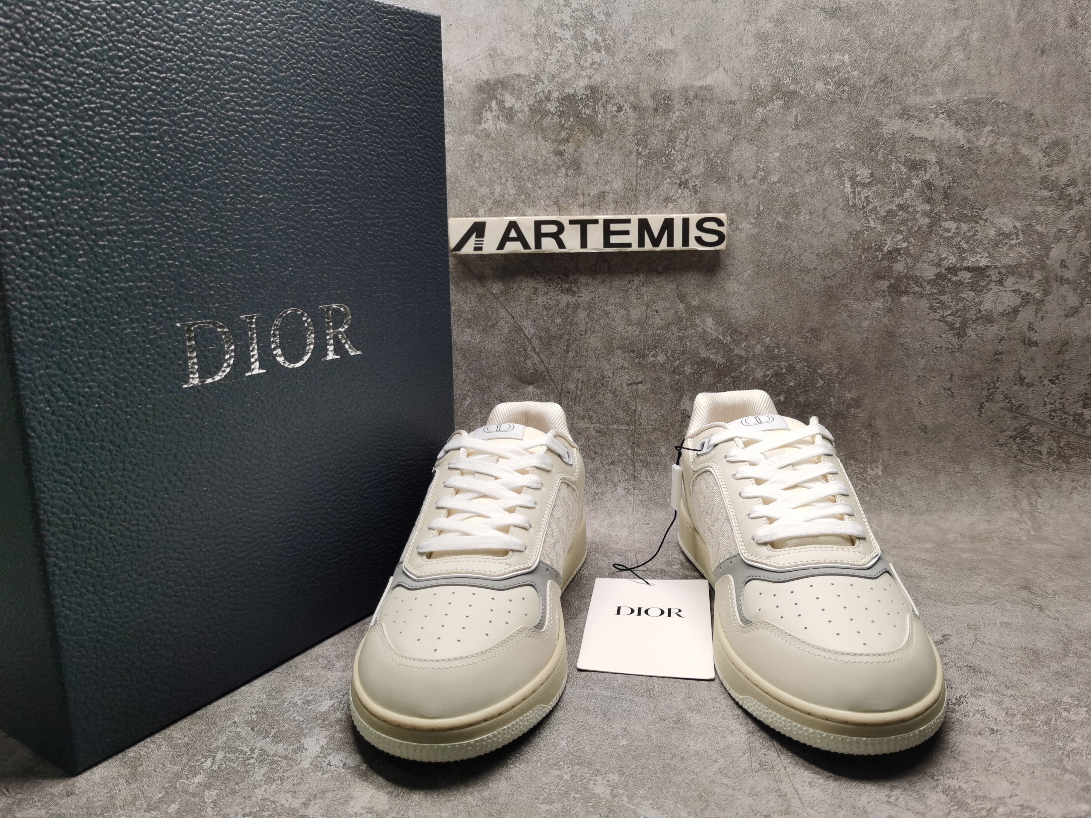 ua D*or sneaker
