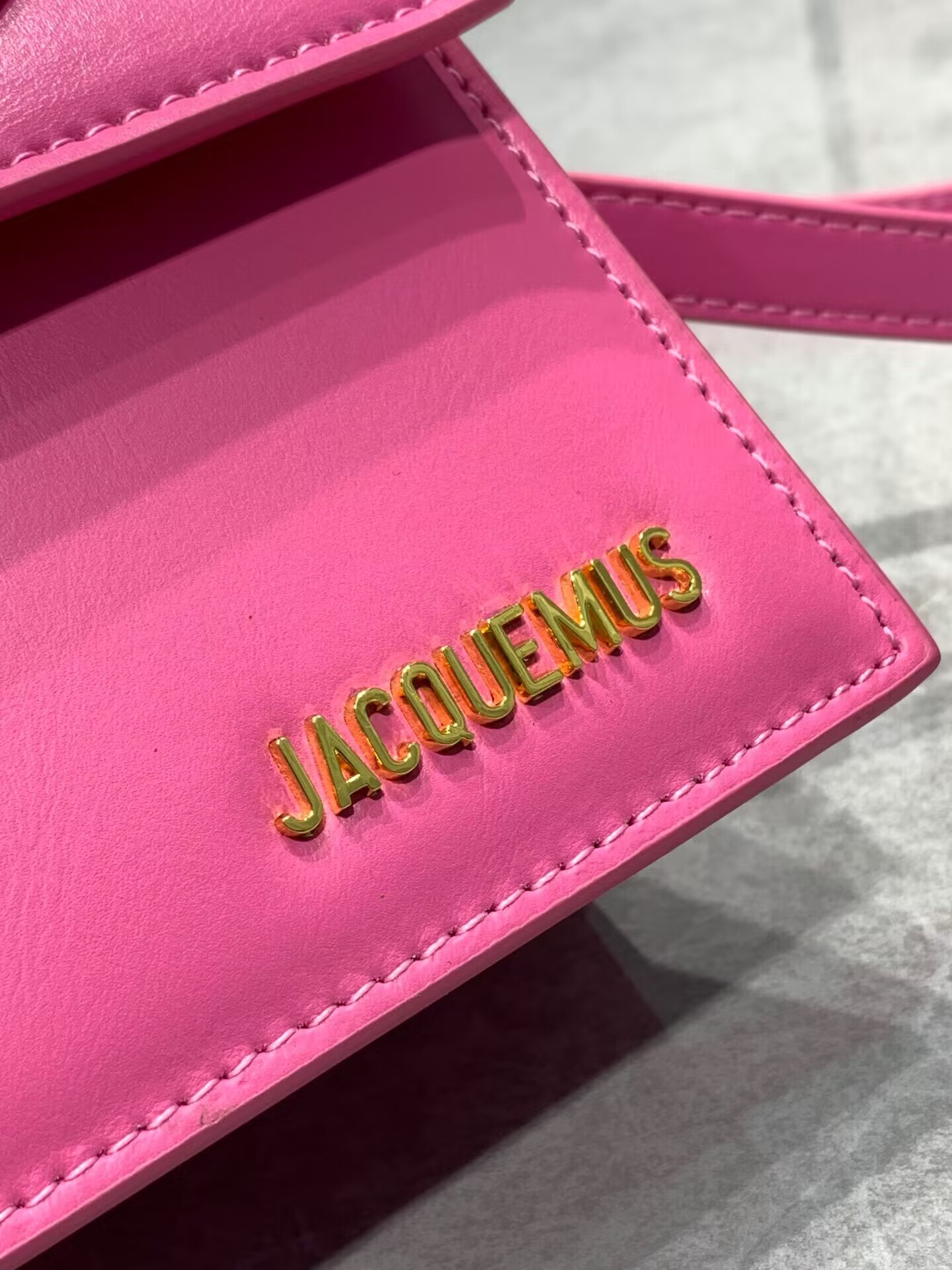 JACQUEMUS Le Chiquito moyen LES CLASSIQUES 20×15.5×8cm