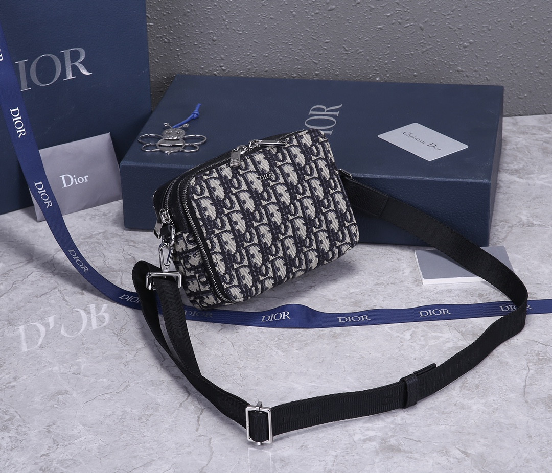 D*or zipped pouch with strap 17×12.5×6cm