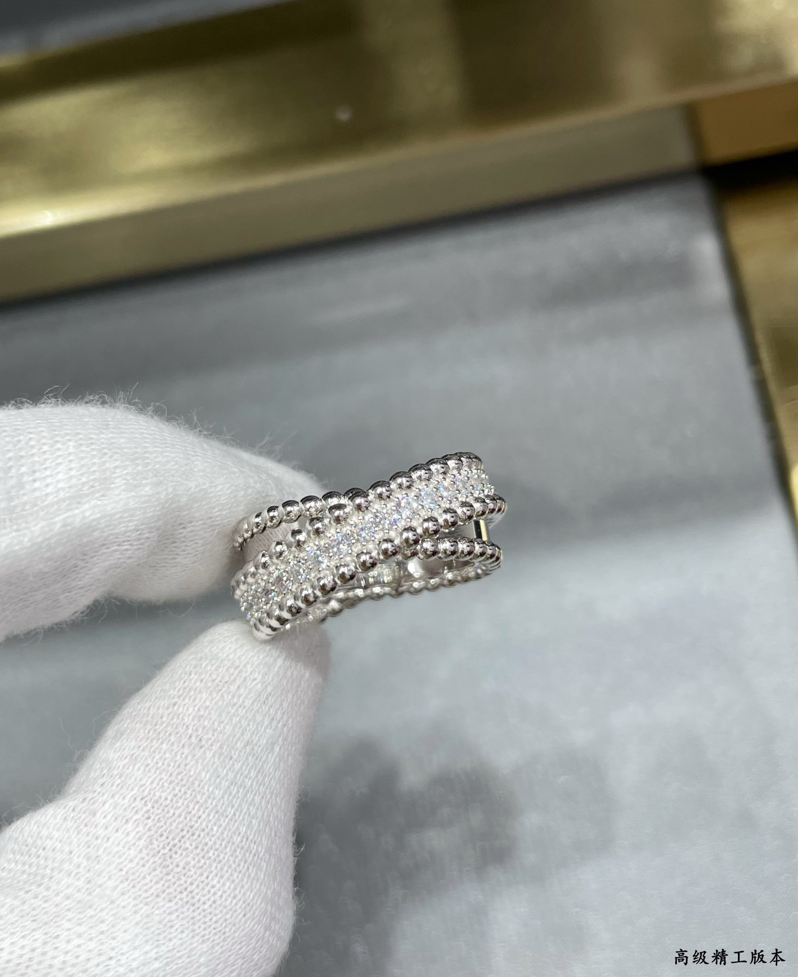V*N CL*F & arpels double hoop ring