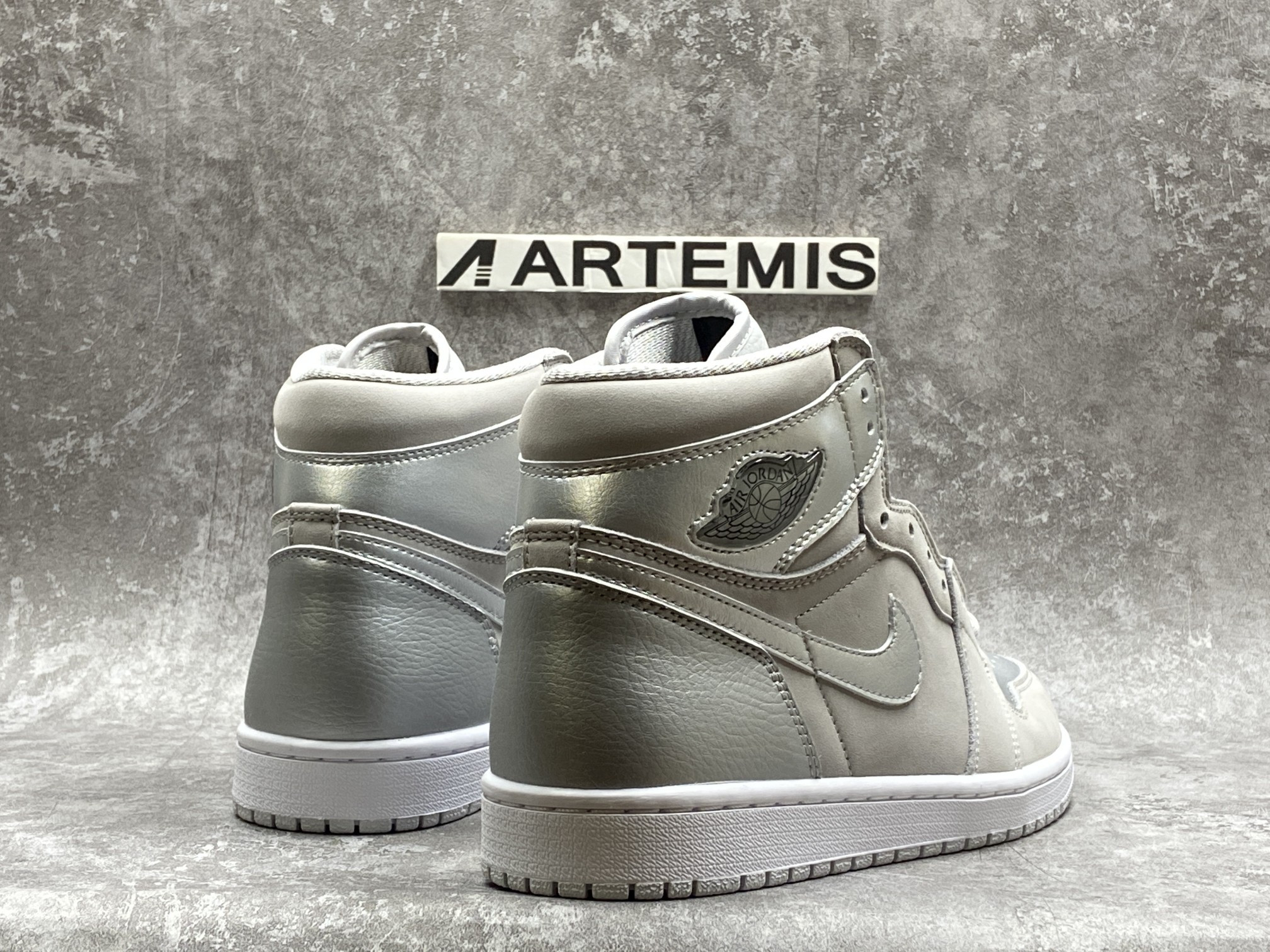 Air Jordan 1 Retro High Silver Anniversary