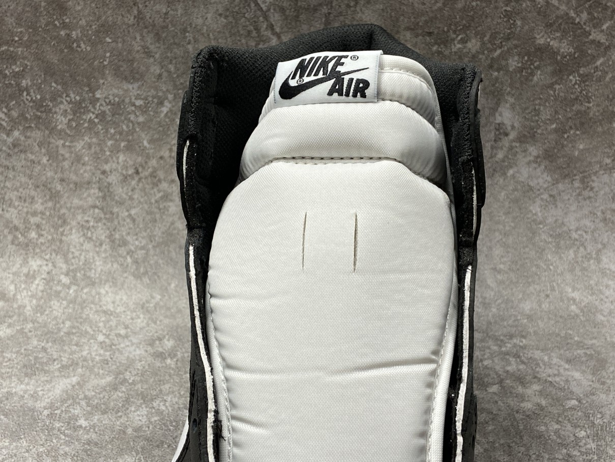 Air Jordan 1 Retro High Black White