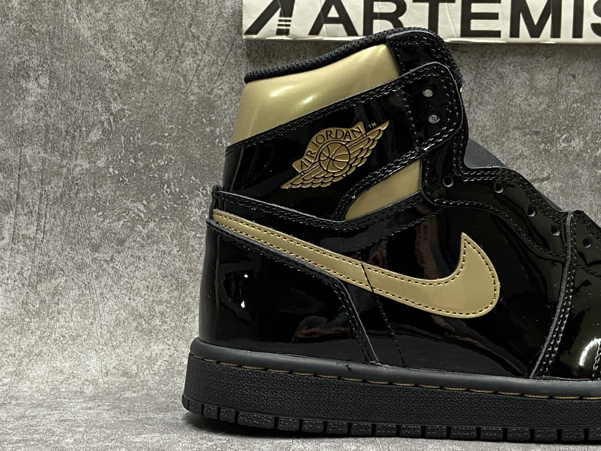Air Jordan 1 Retro High Black Metallic Gold