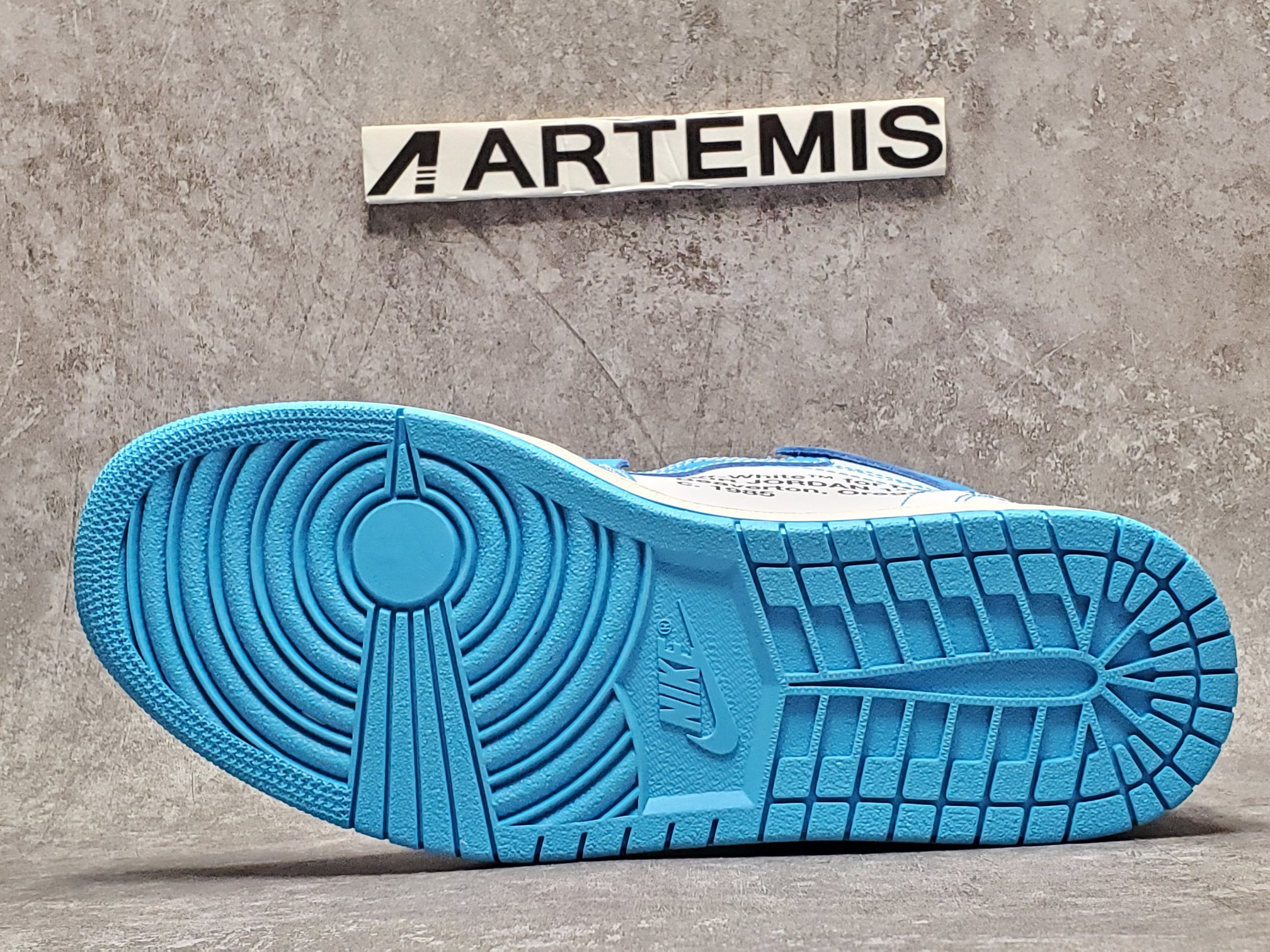 Air Jordan 1 Retro High Off-White University Blue