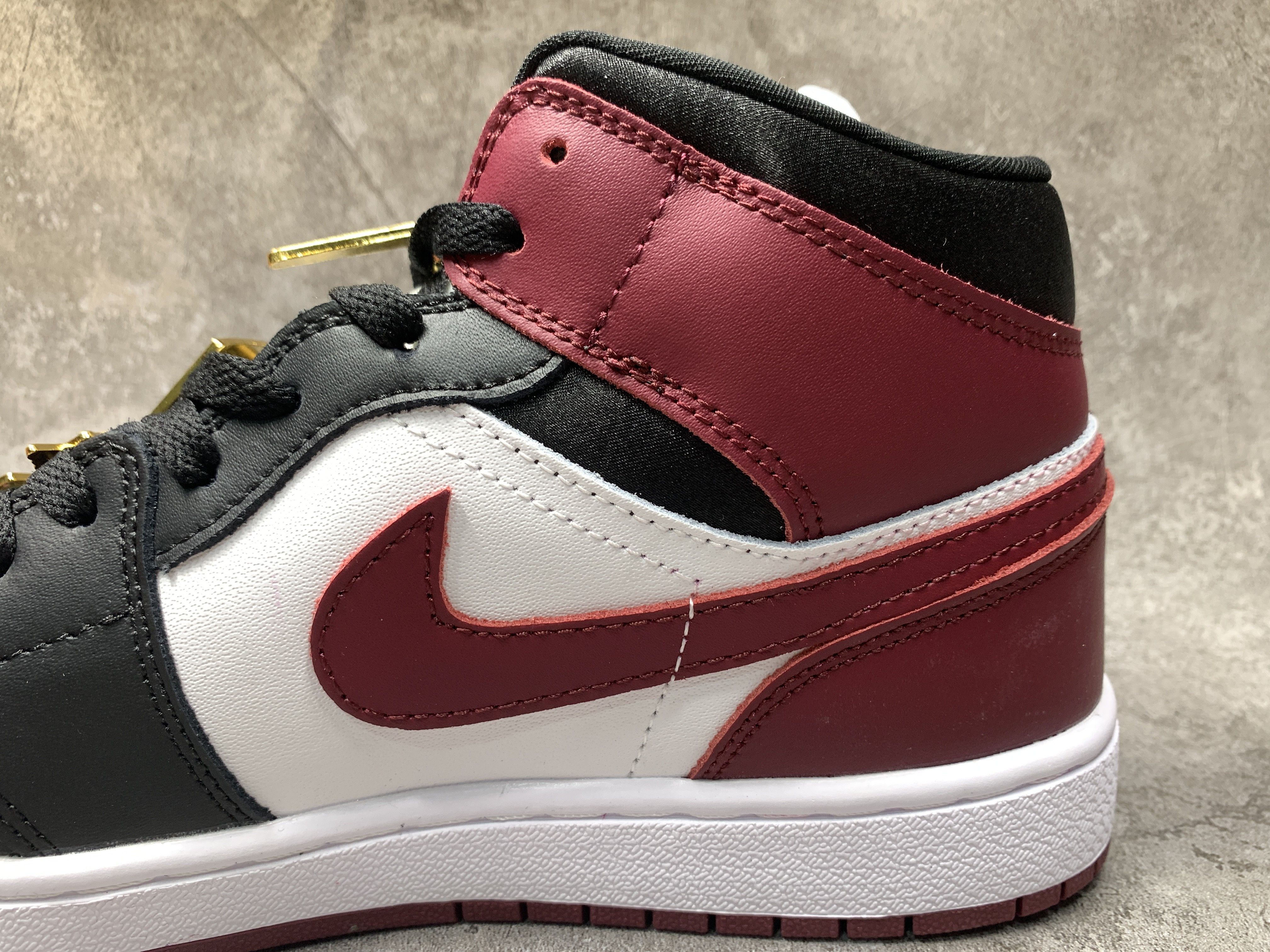 Air Jordan 1 Mid SE Black Dark Beetroot