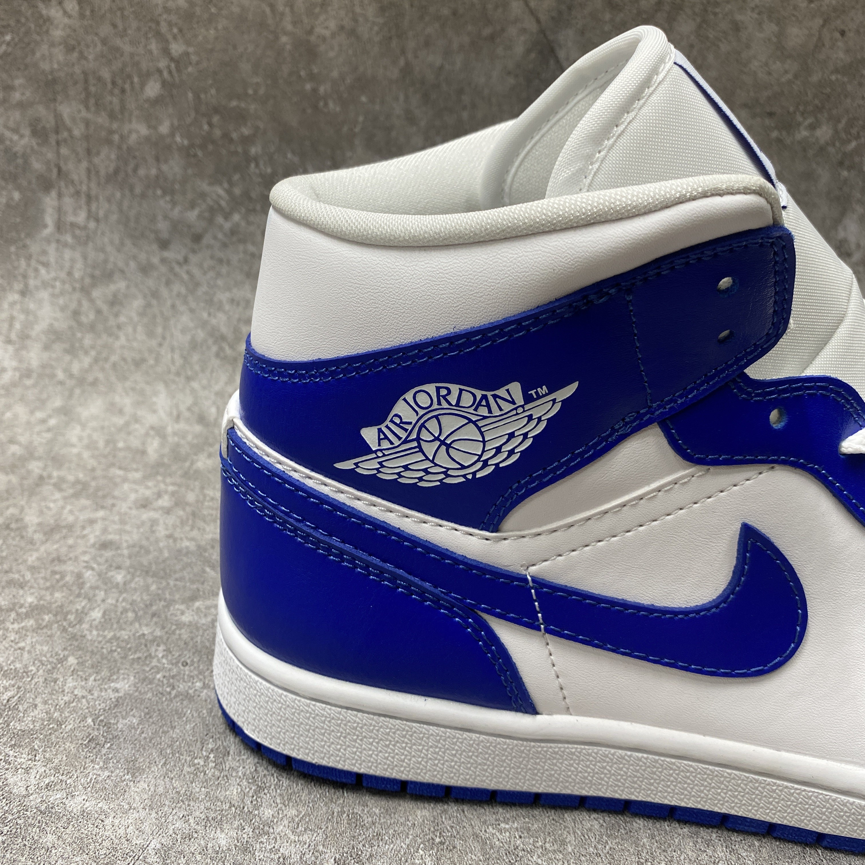 Air Jordan 1 Mid Kentucky Blue
