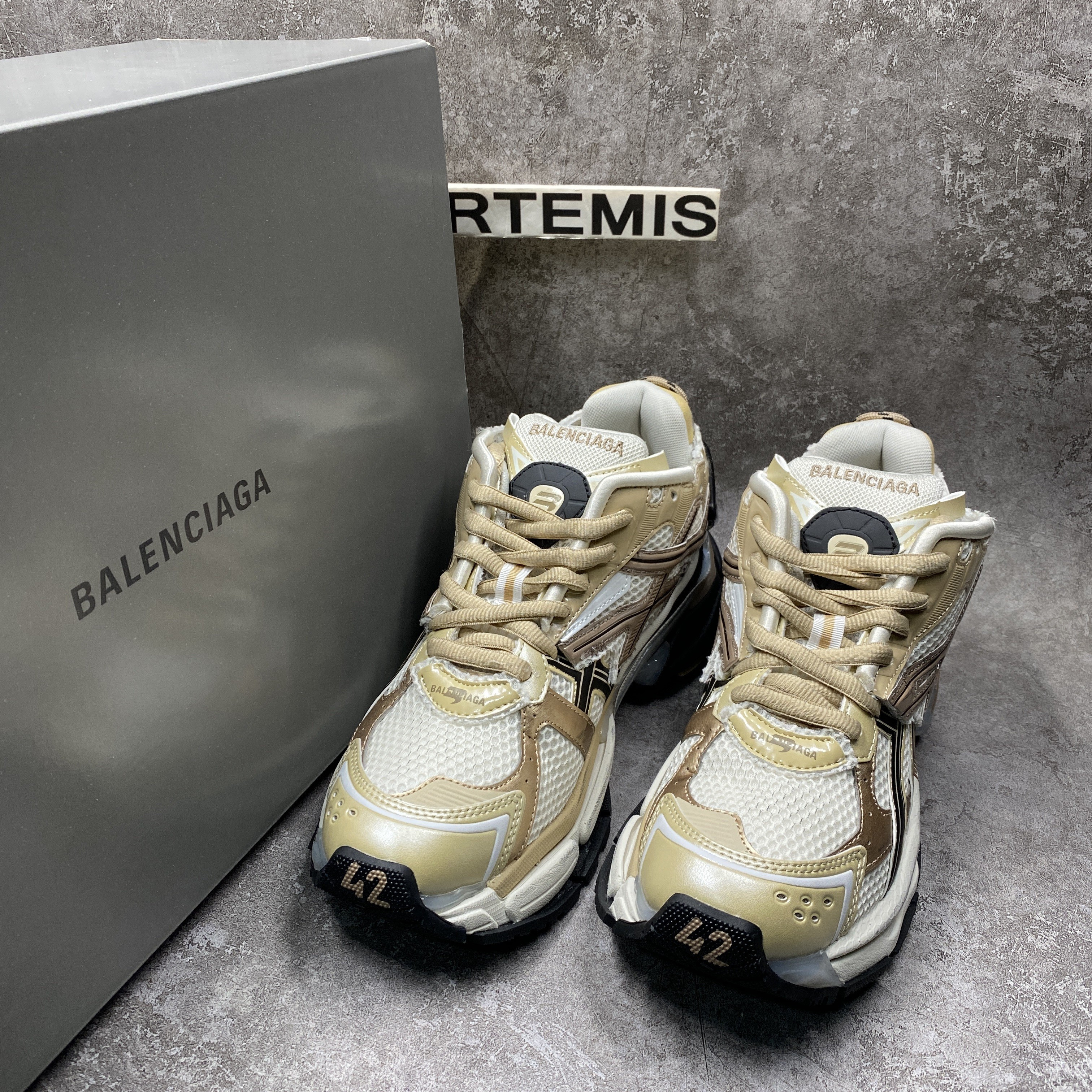 Balenciga Runner Beige Black White