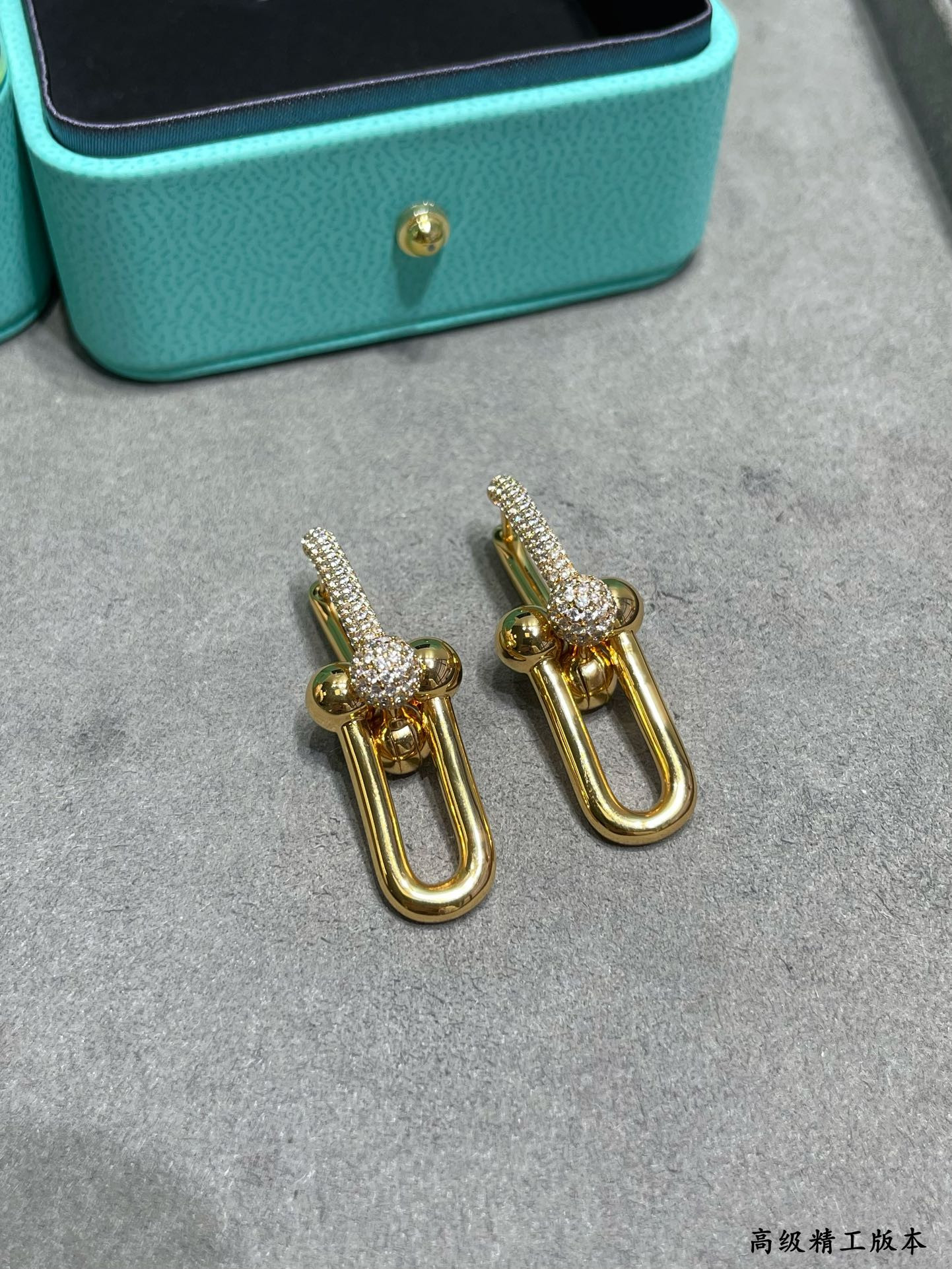 t*f*ny & co. stirrup with Di*m*nd double hoop earrings