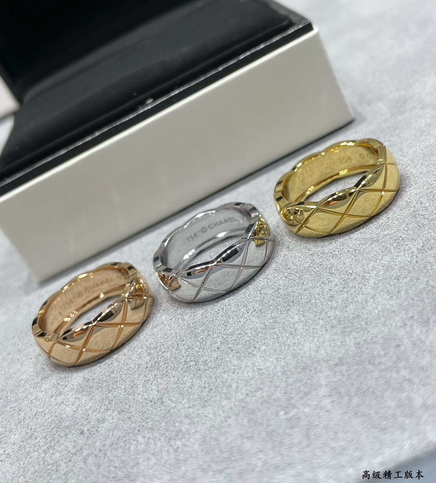 ch*el wide Di*m*nd pattern smooth ring
