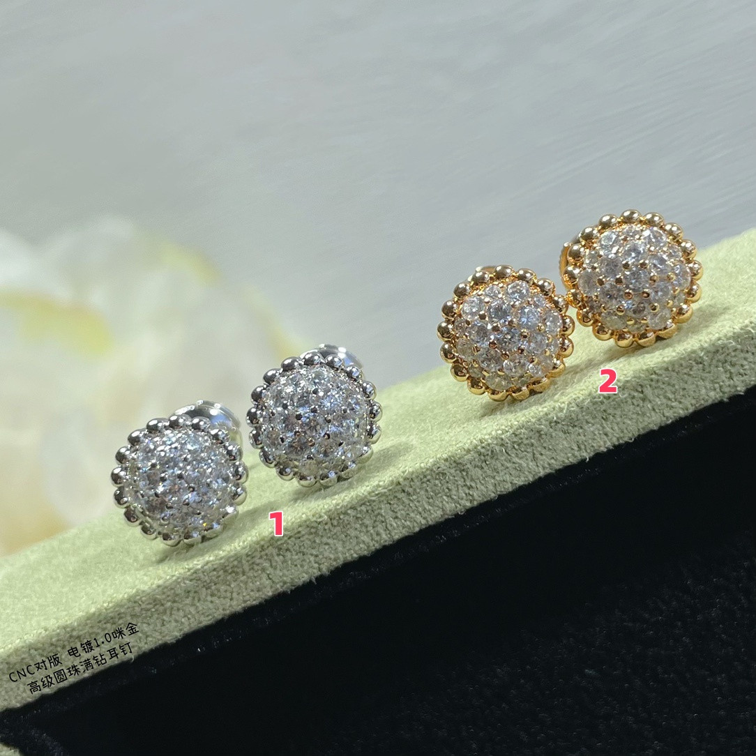 v*n cl*f & arpels round bead full Di*m*nd earrings