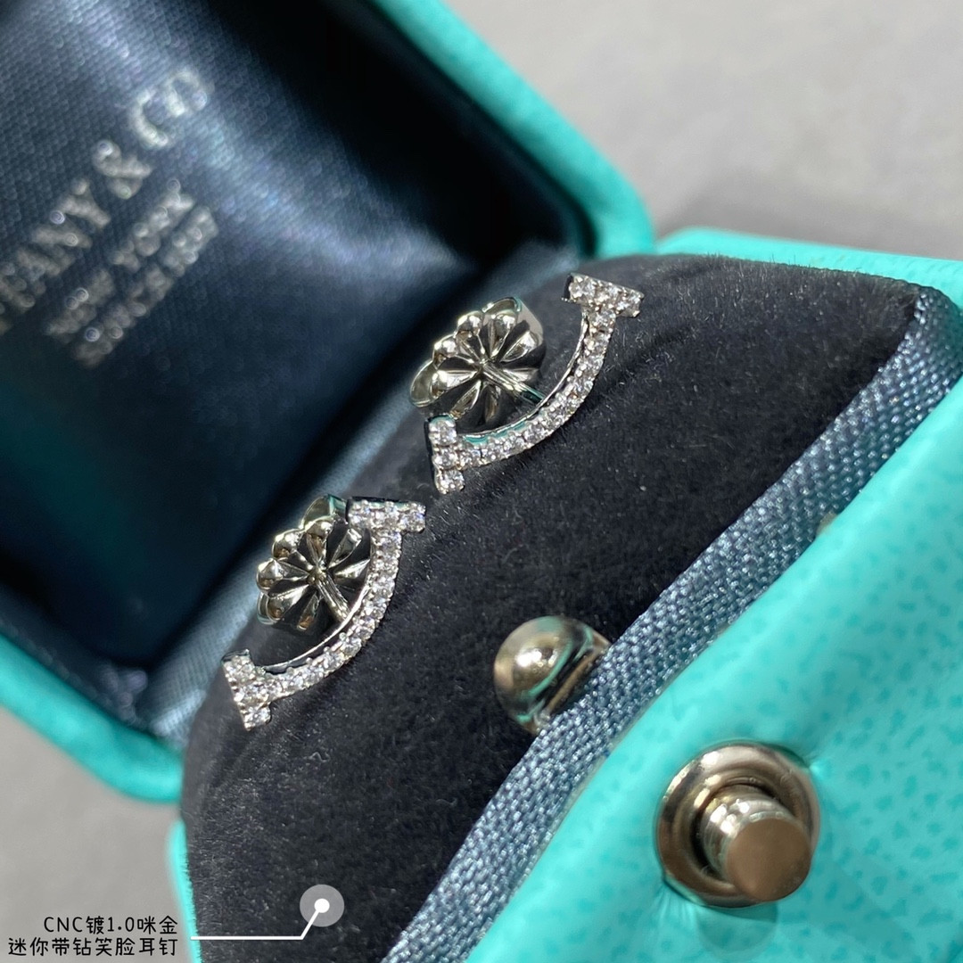 t*f*ny & co. mini smile with Di*m*nd stud earrings