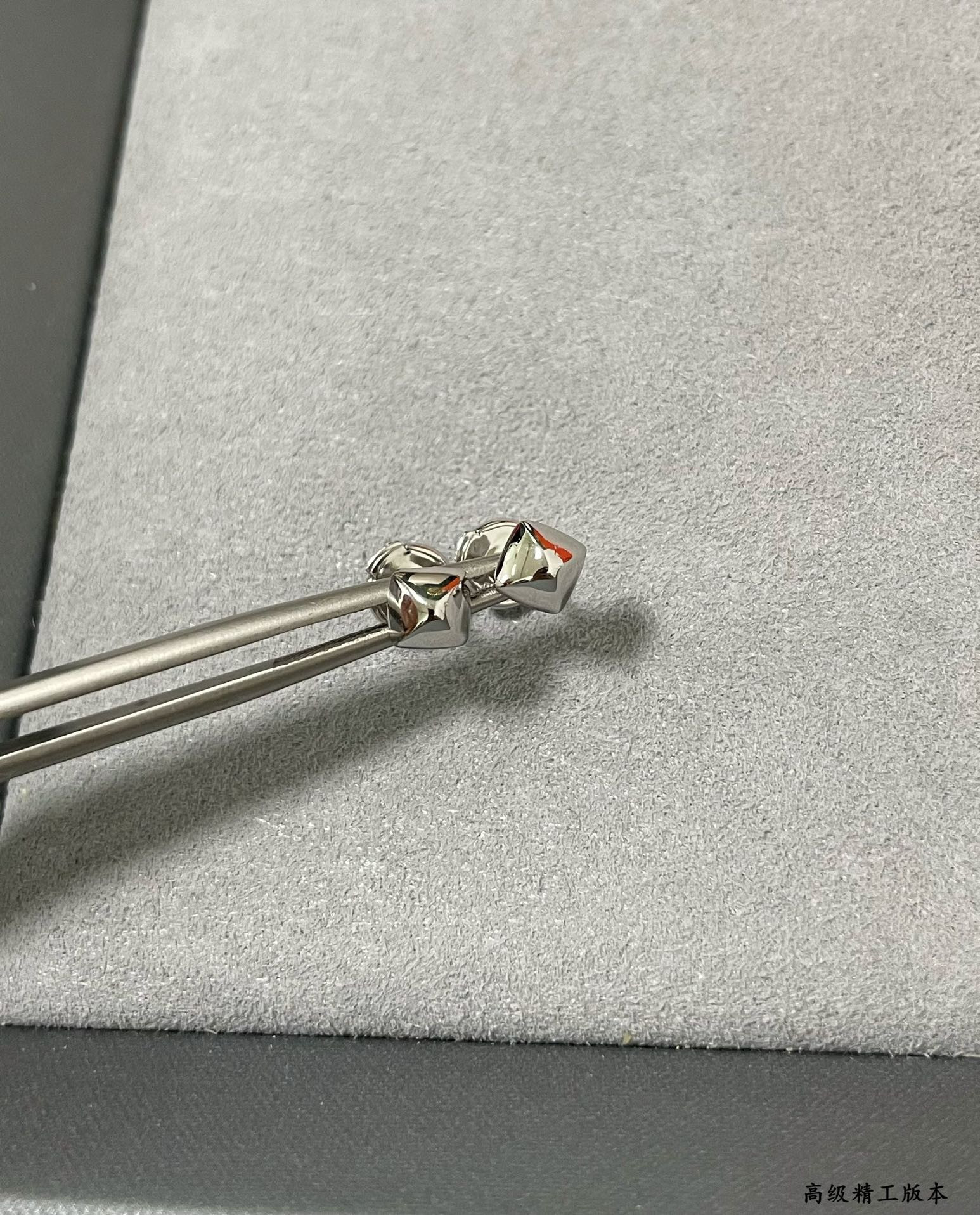 H**me5 single rivet smooth stud earrings