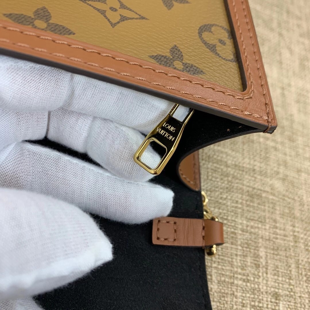 LV DAUPHINE CHAIN WALLET M68746