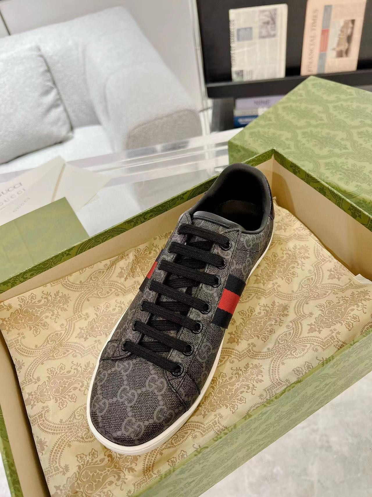 ua G*u*i sneaker with web