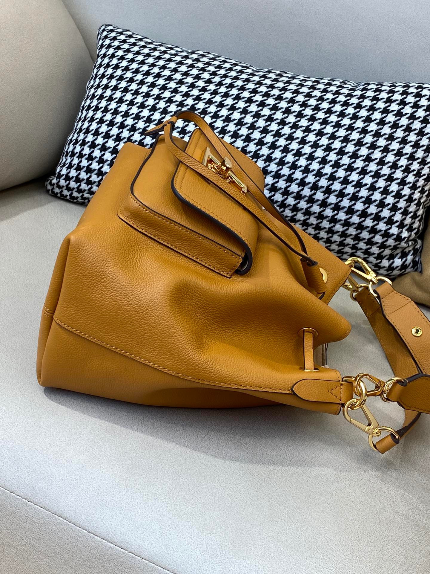 LV LOCKME BUCKET M57689