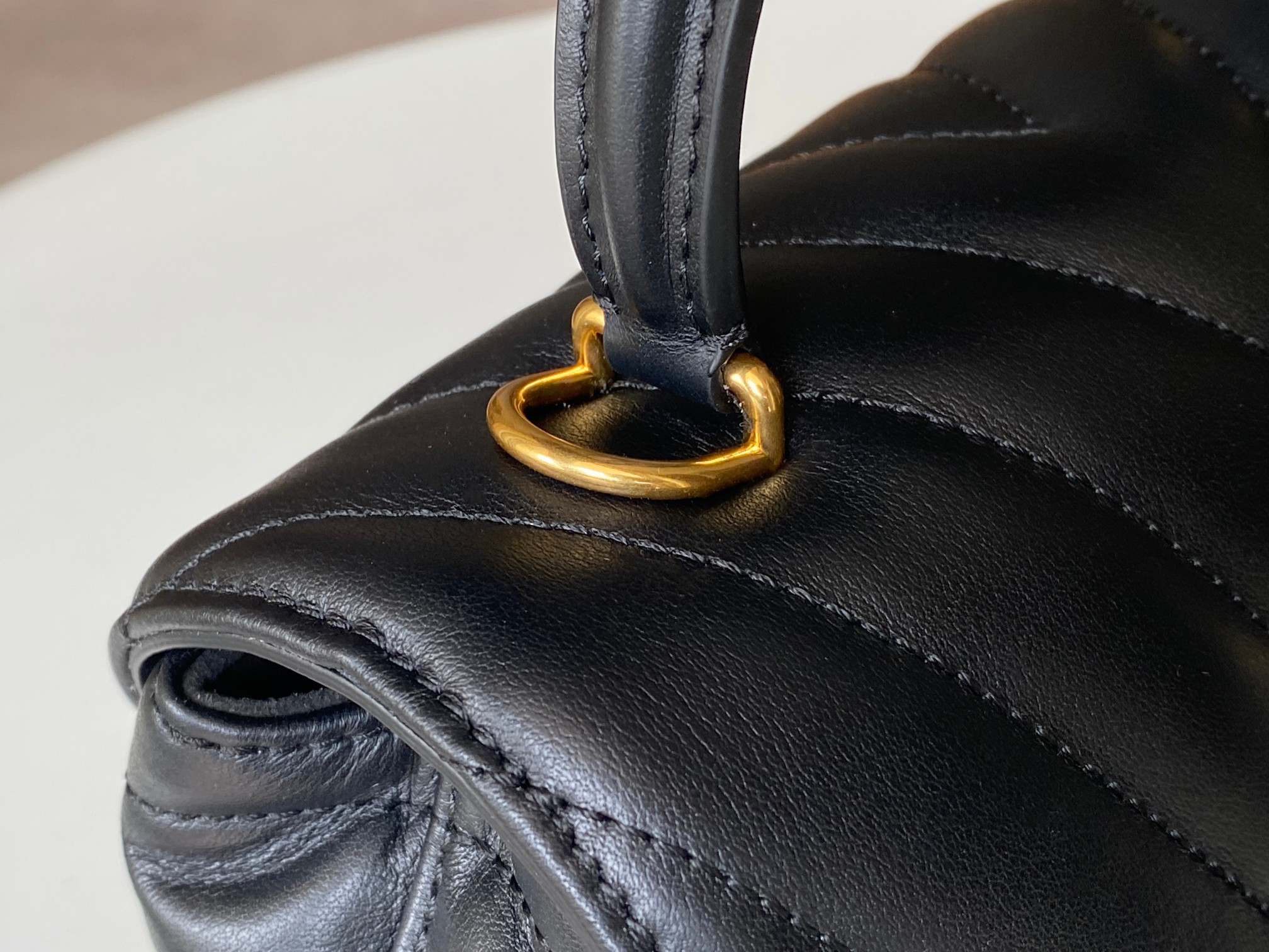 LV HOLD ME M21720 23x15x10cm