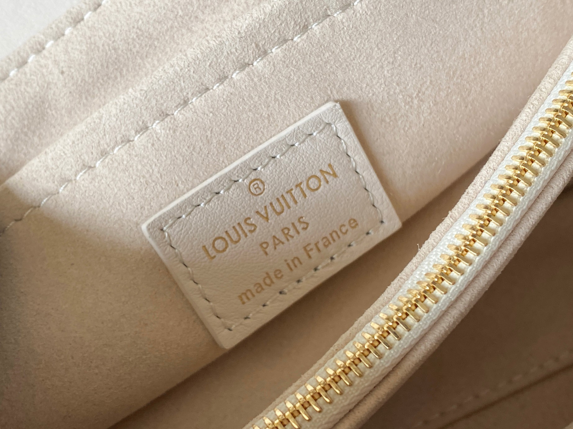 LV Hold Me M21797 23x15x10cm