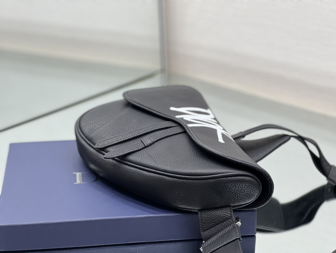 ch**an D*or x shawn stussy grained calfskin saddle 26 x 19 x 4.5 cm