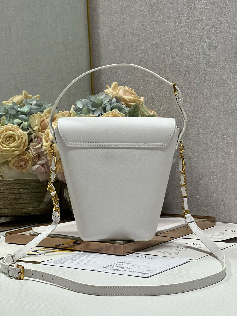 D*or 30 montaigne large chain bucket bag white