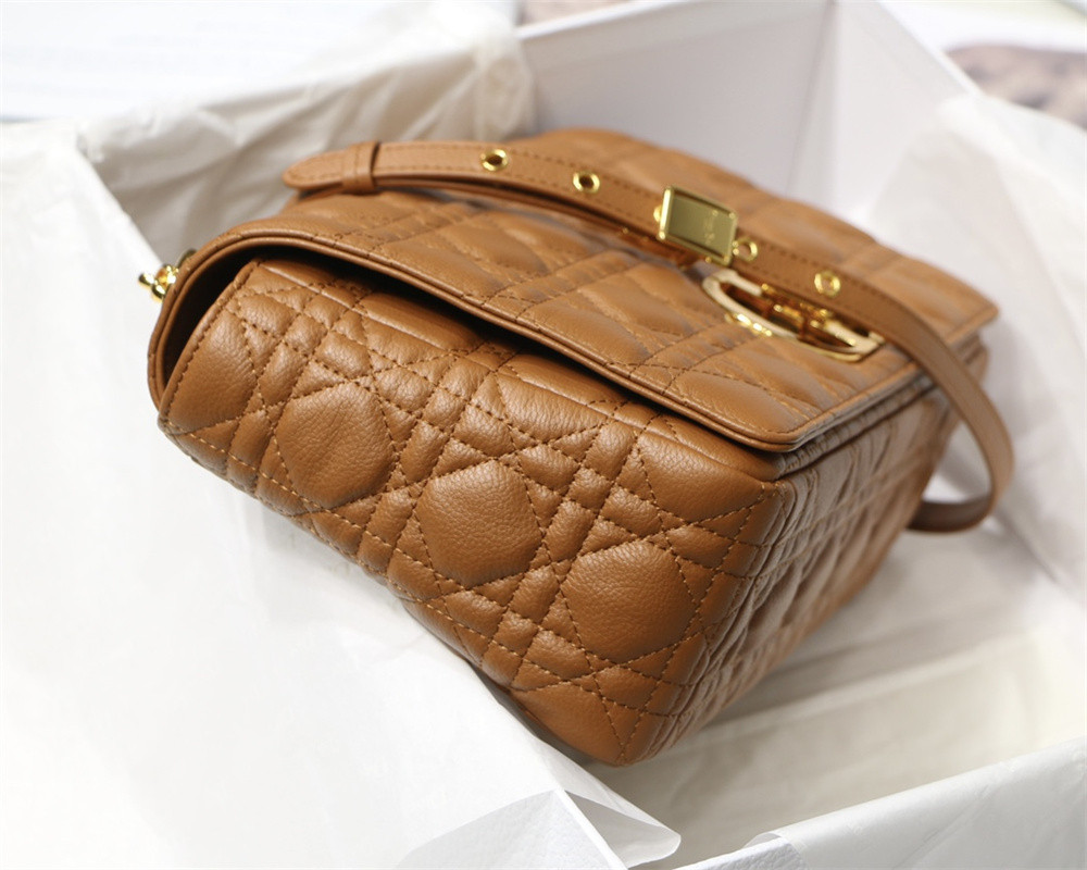 medium d*or caro bag caramel S*pple cannage calfskin 25.5 x 15.5 x 8 cm