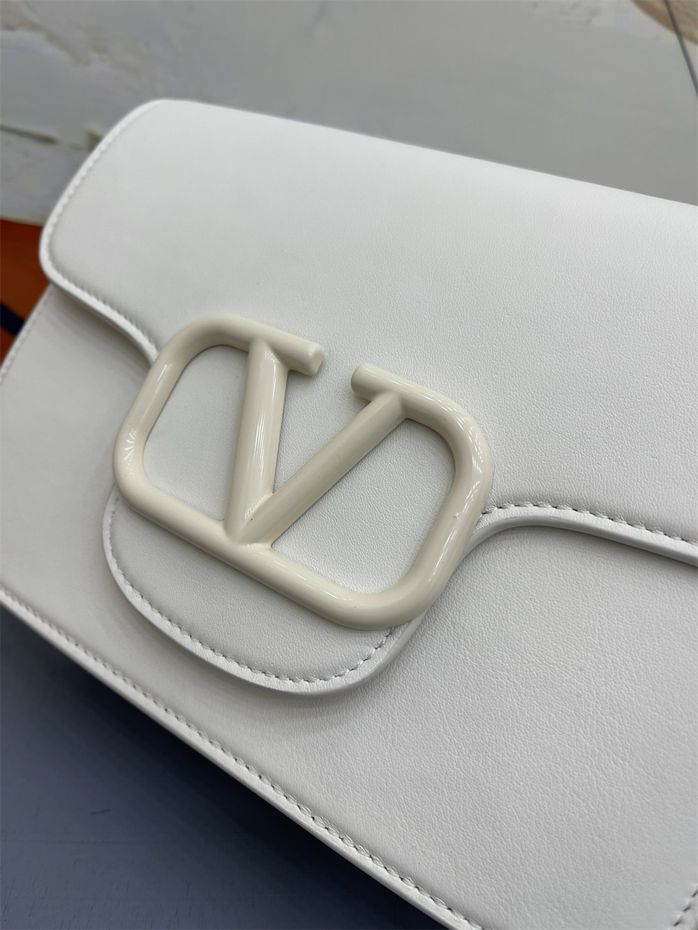Va1e*ntin0 garavani locÒ calfskin shoulder small bag with white hardware 22 x 16  x 7 cm