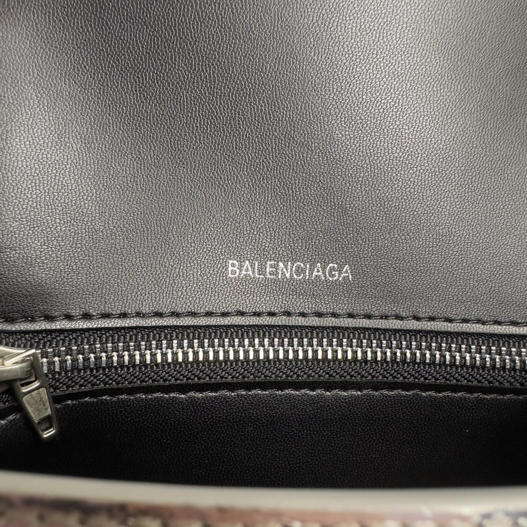 Ba*len*cia*ga women