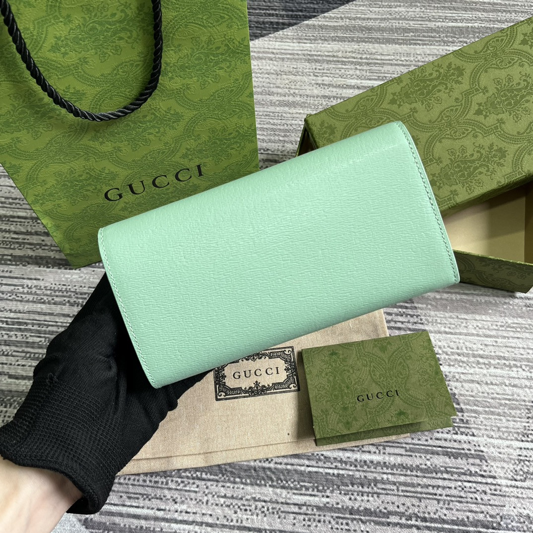 continental wallet with G*u*i script green 7.5"w x 4"h x 1.4"d