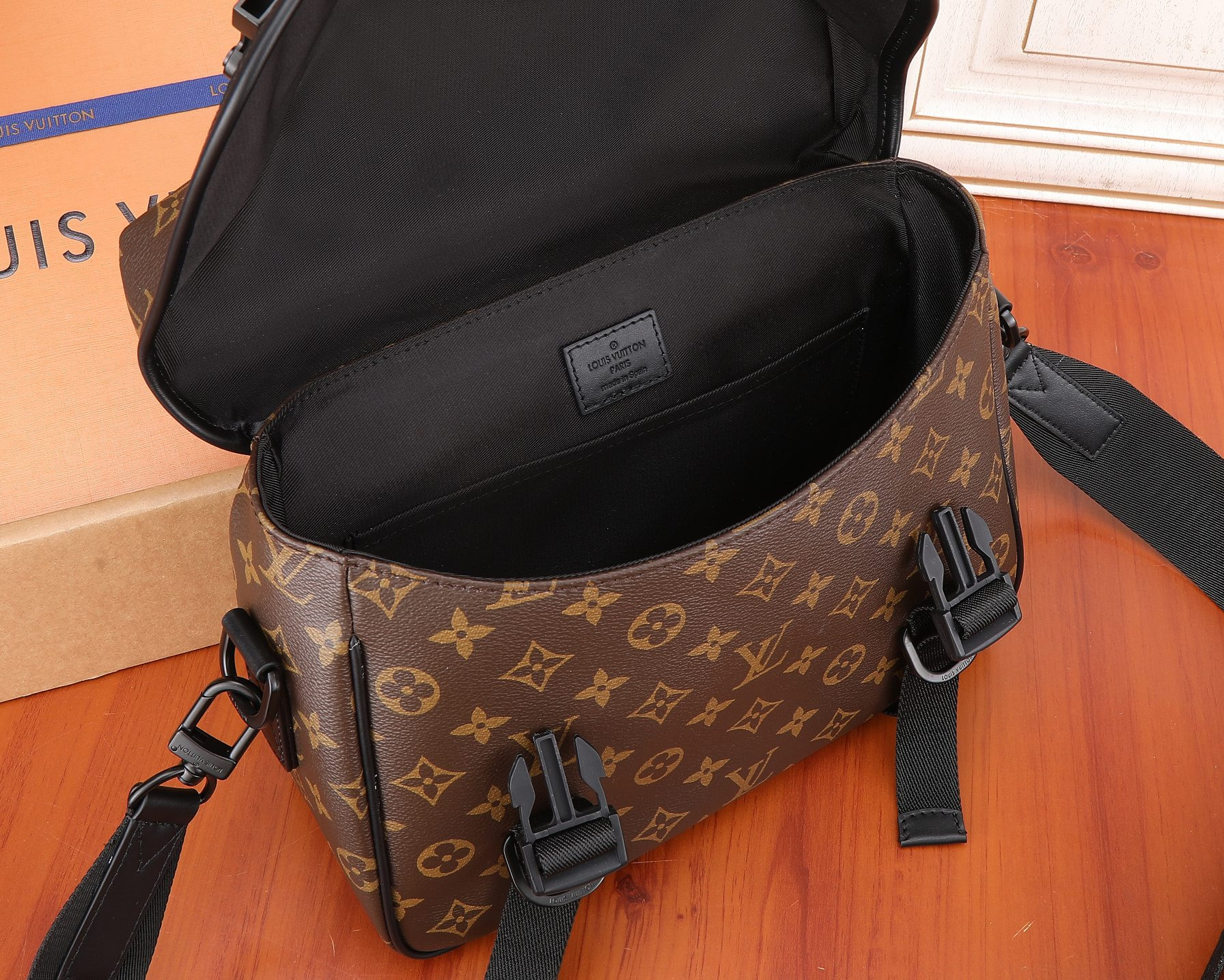 LV M46972 Trail Messenger 31 x 22 x11CM