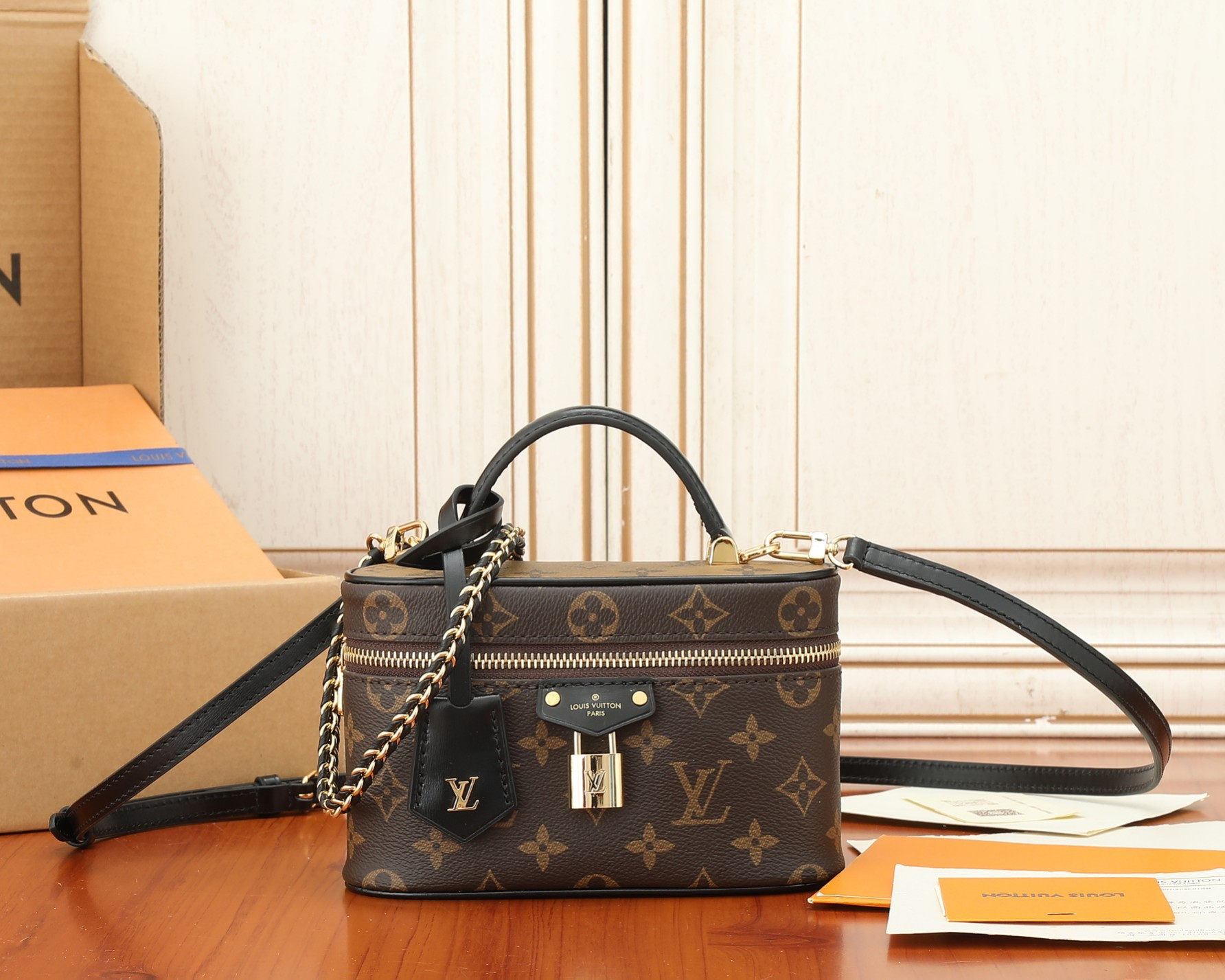LV M47125 Vanity Chain Pouch 19 x 11.5 x 6.5 cm