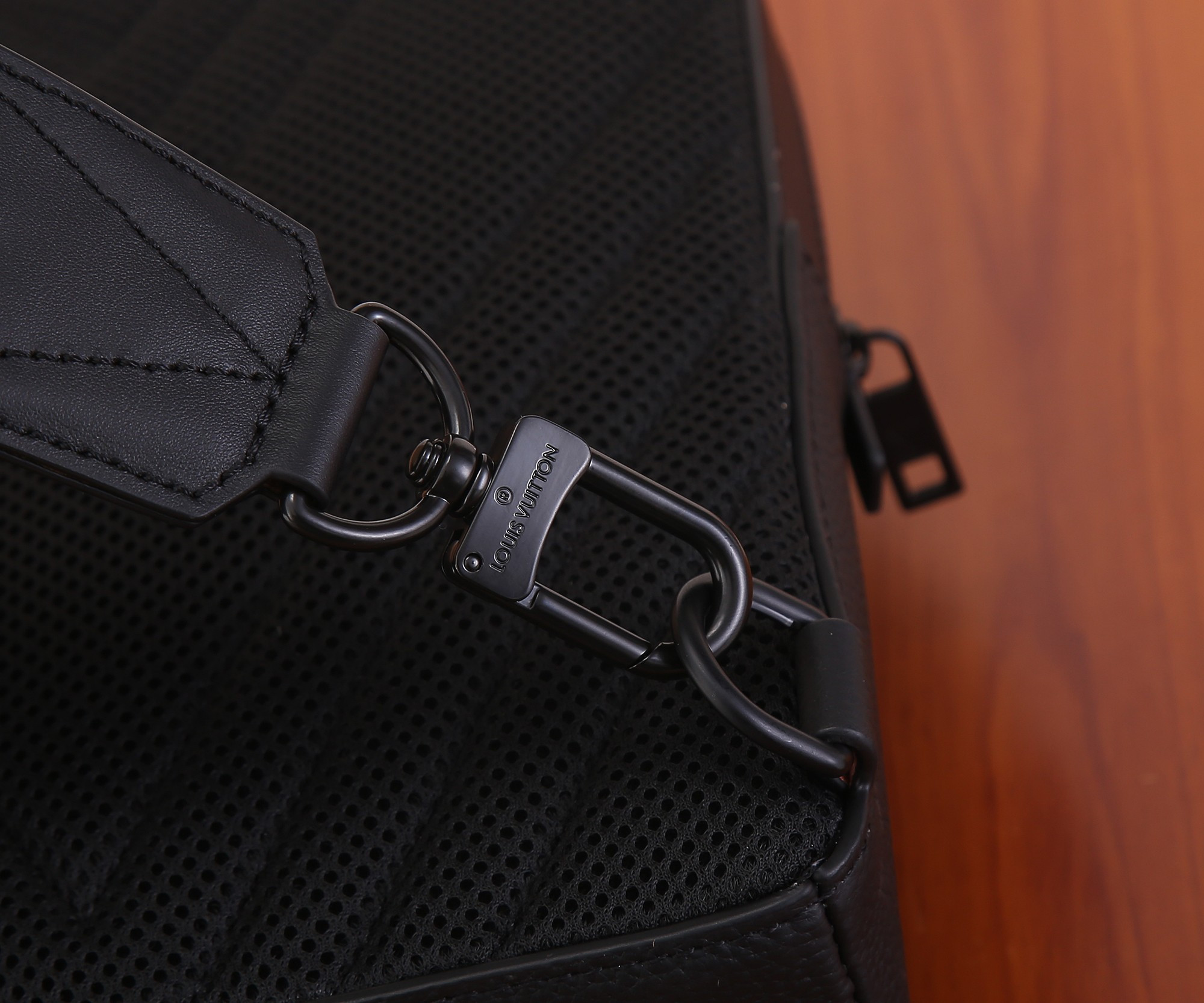LV M23736 Pilot Slingbag 20 x 30 x 4 cm