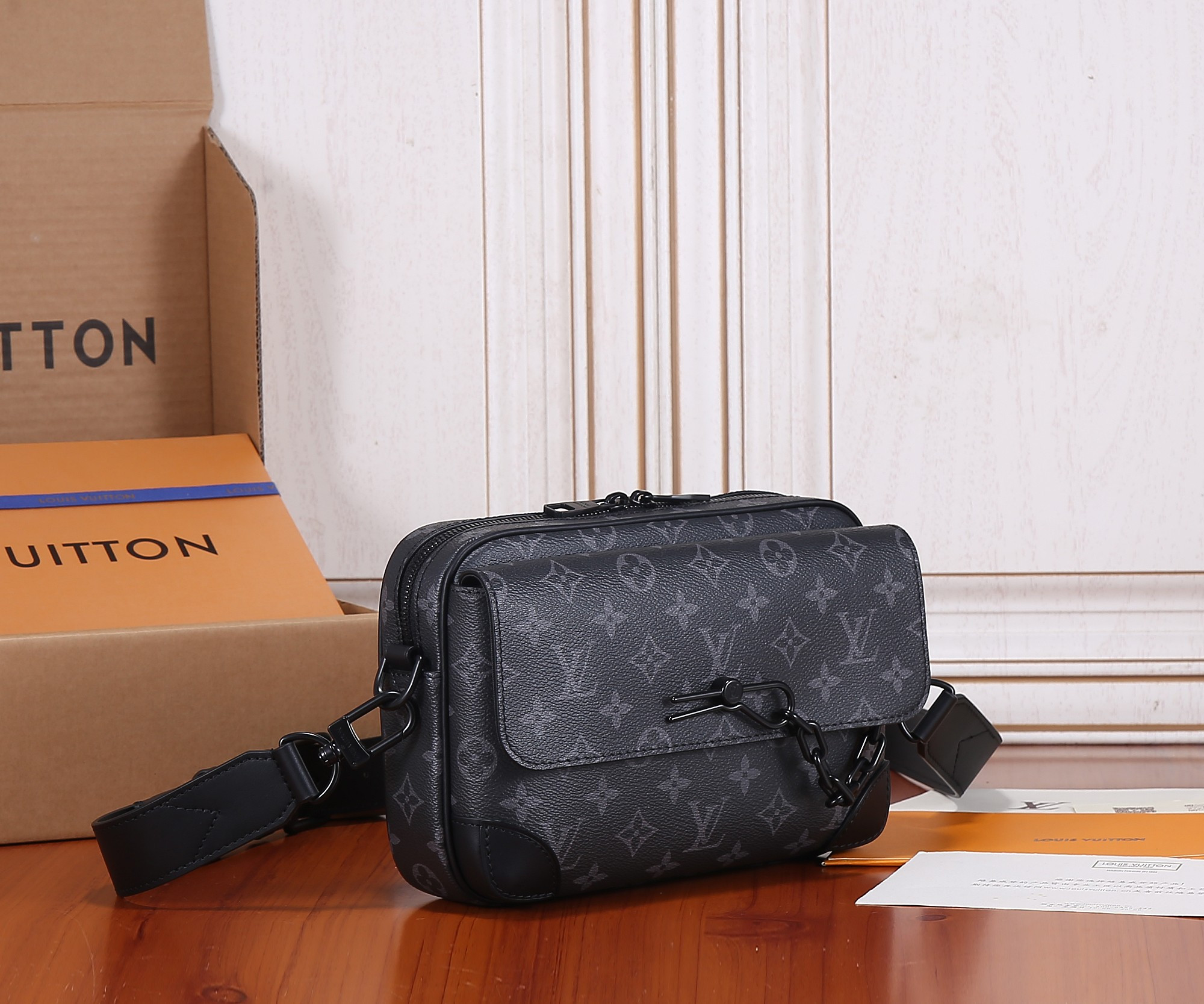 LV M4679 Steamer Messenger 24 x 17 x 5 CM