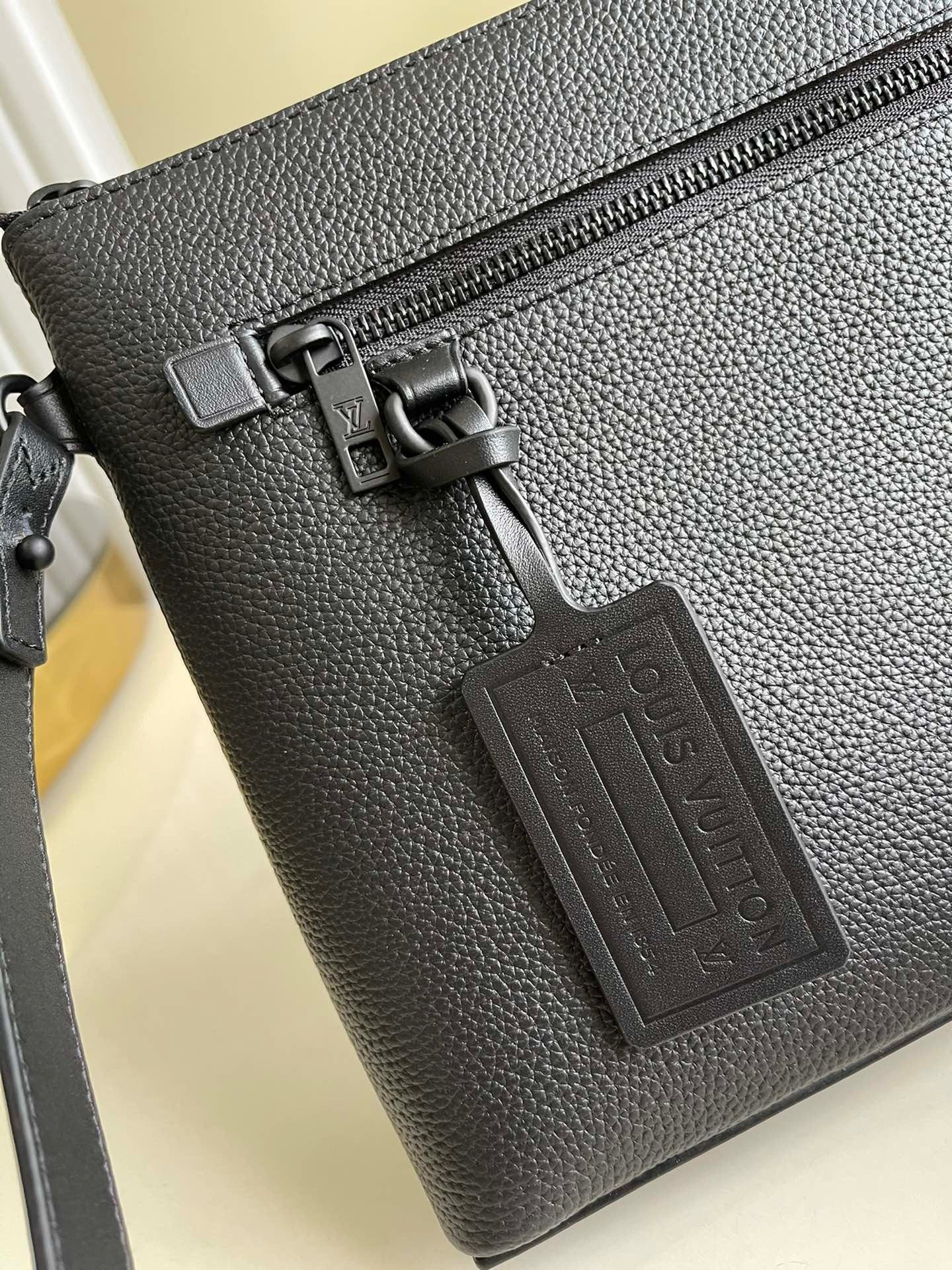 LV M69837 30 x 22 x 5 cm