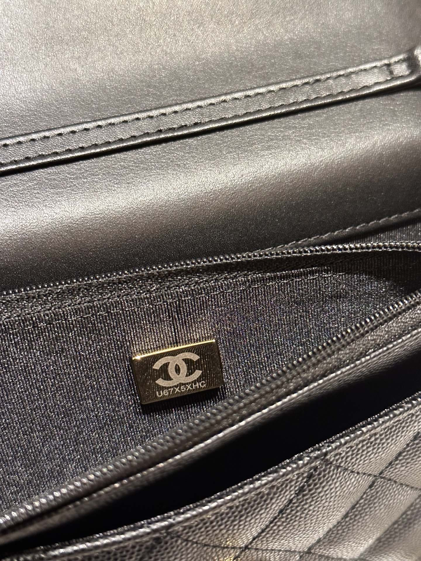 Ch*el classic wallet on chain 4.8 × 7.5 × 1.4 in