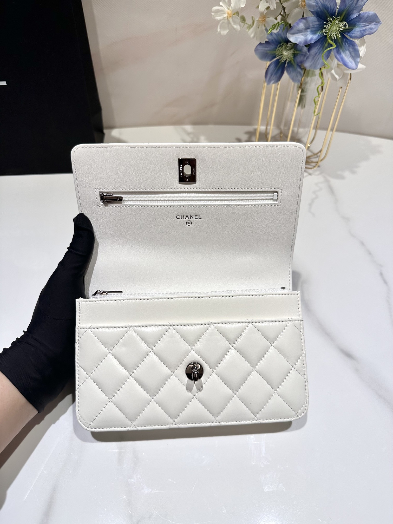 Ch*el classic wallet on chain 4.8 × 7.5 × 1.4 in