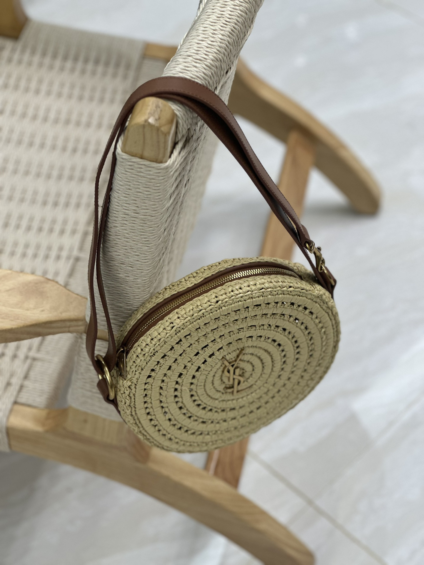Y*L round bag in raffia and vegetable-tanned leather color natural