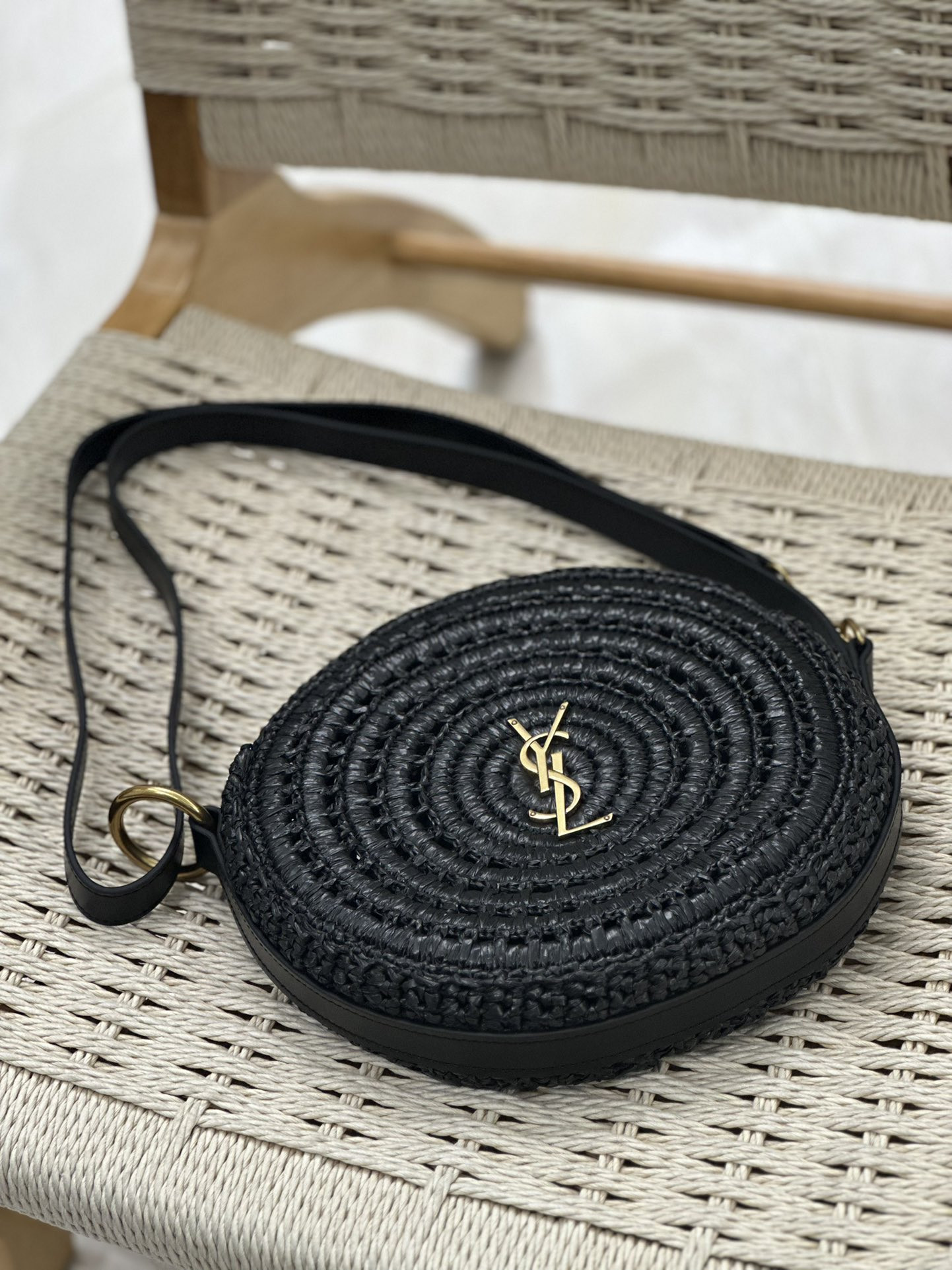 Y*L round bag in raffia and vegetable-tanned leather color black