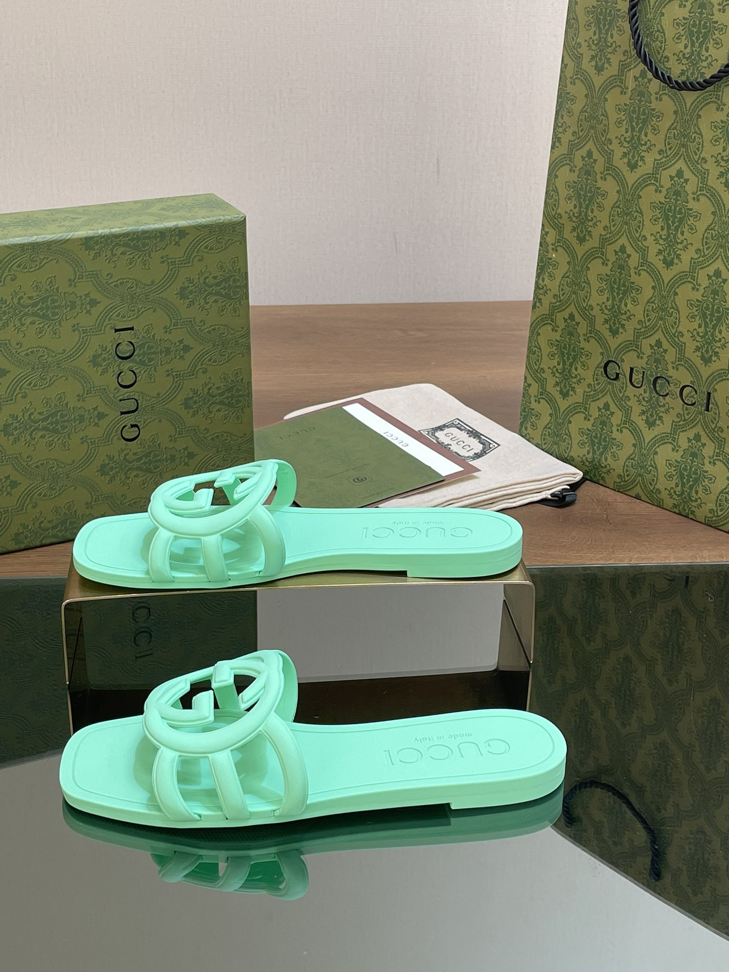 ua G*u*i interlocking g slide sandal pale green