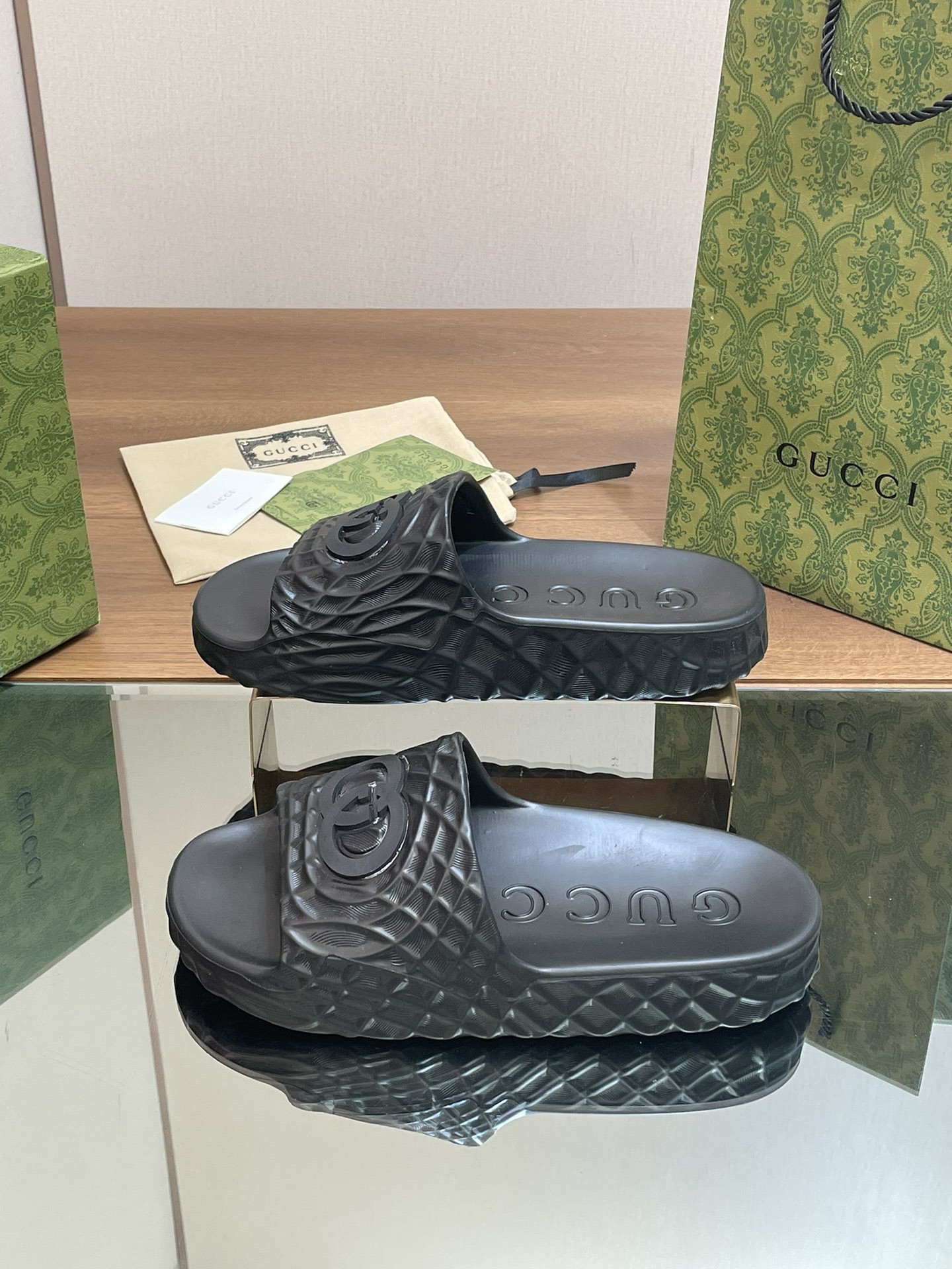 ua G*u*i interlocking g slide sandal black
