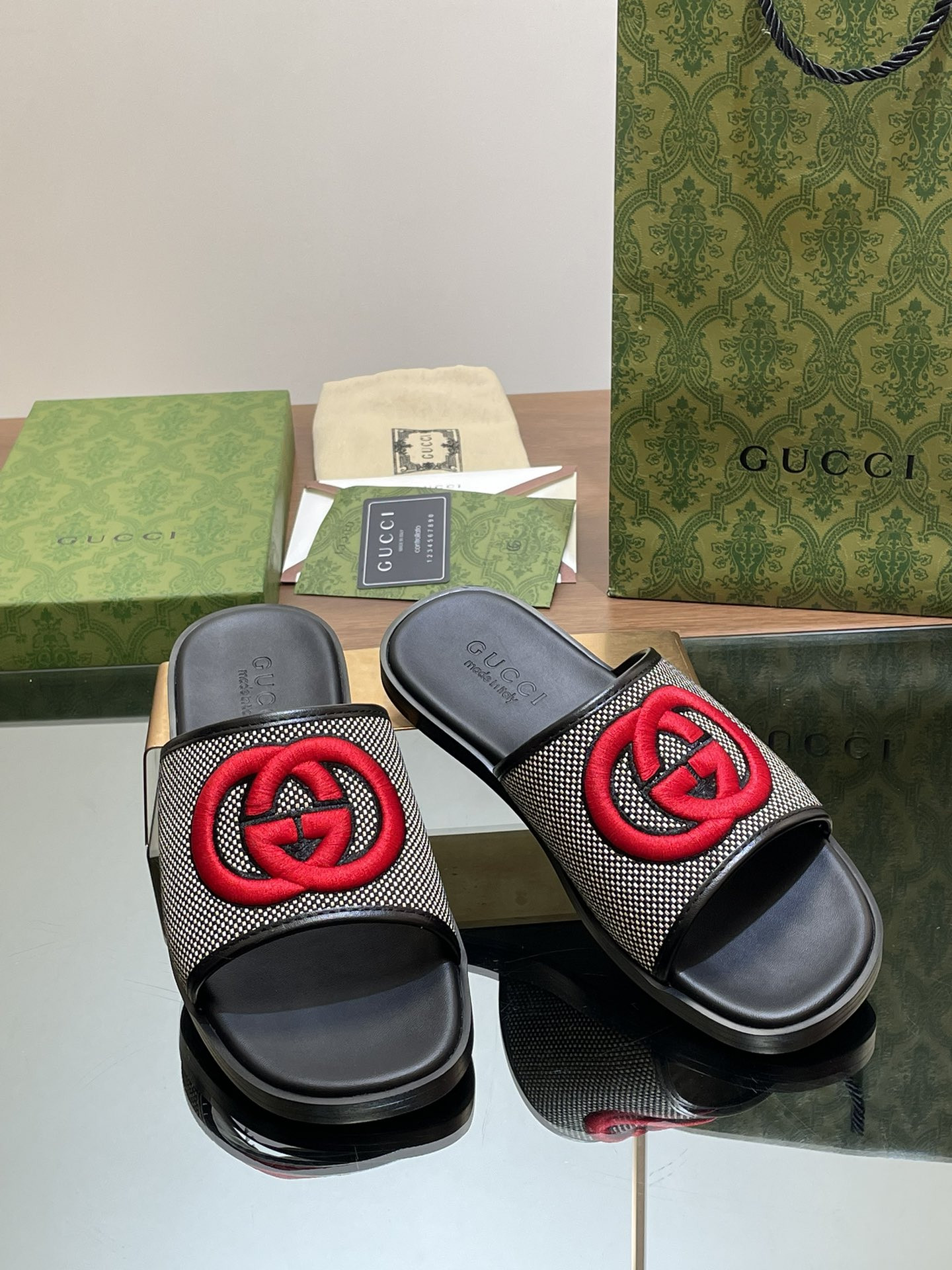 ua G*u*i interlocking g slide sandal