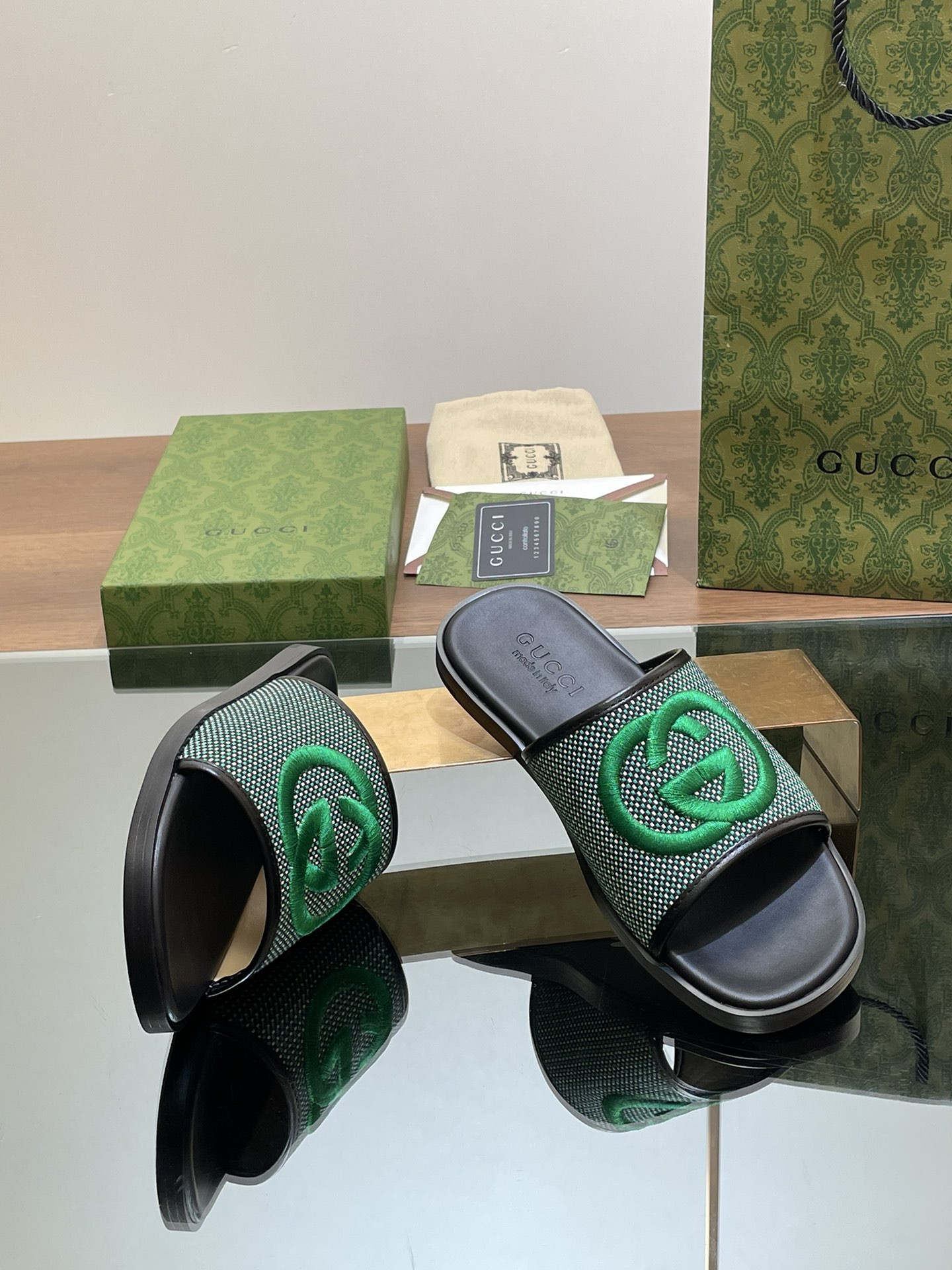 ua G*u*i interlocking g slide sandal
