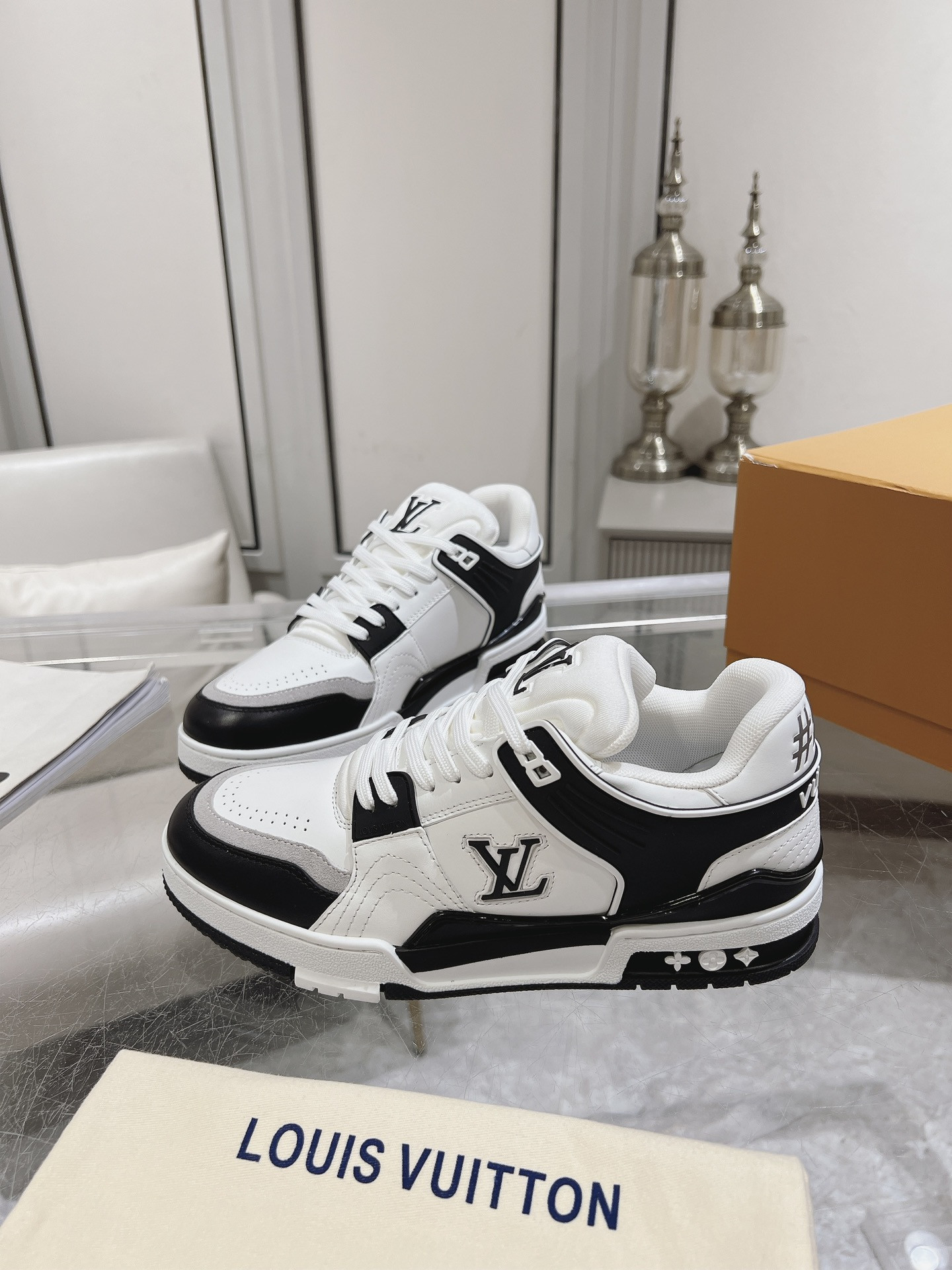 UA LV Trainer Sneaker