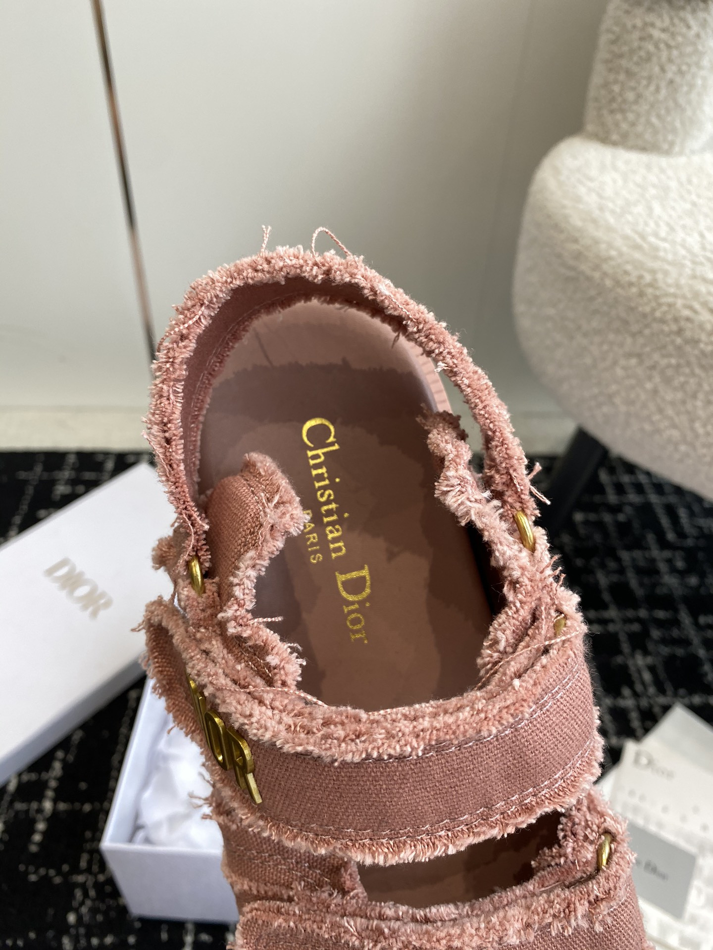 ua D*oract sandal