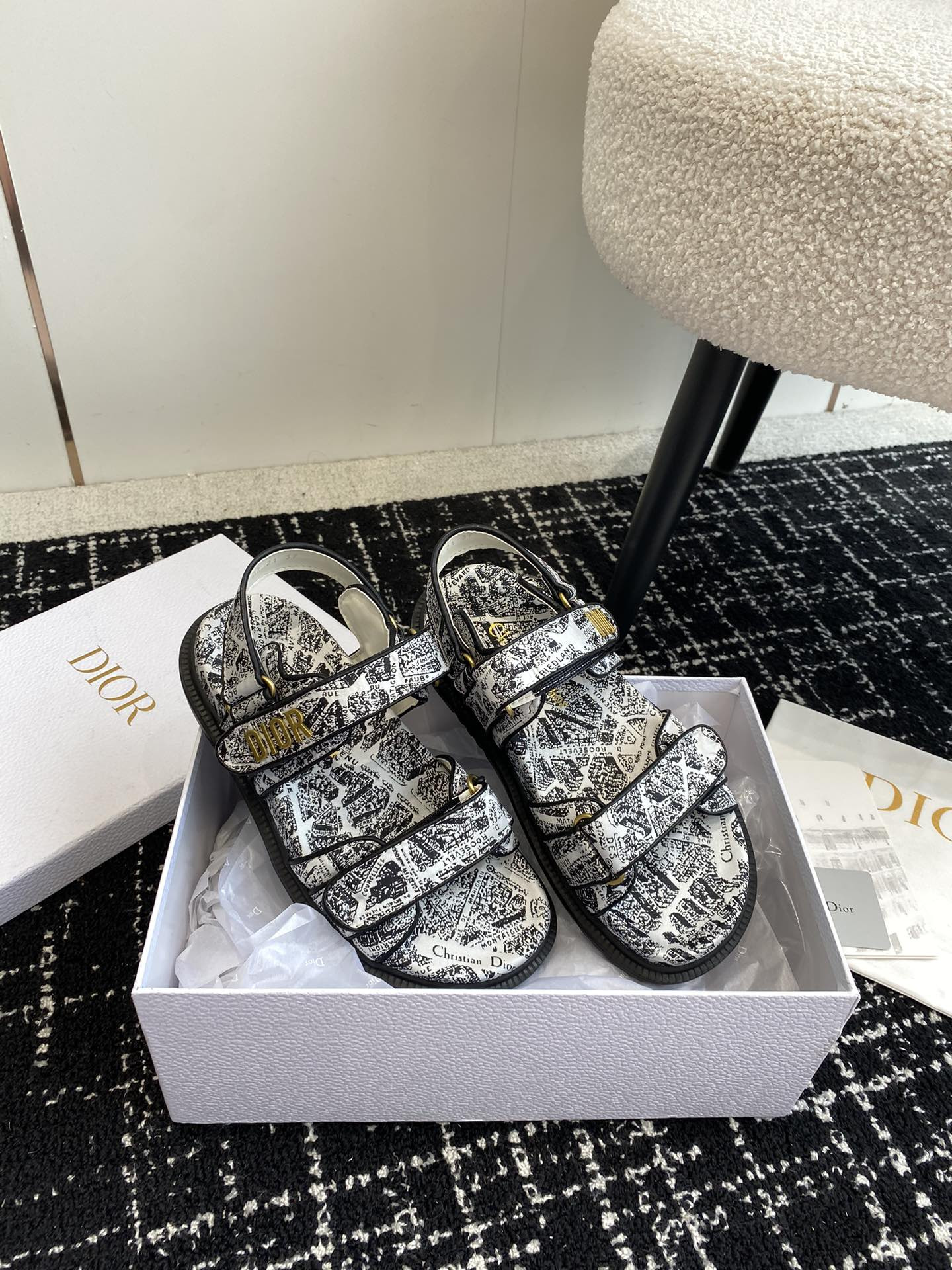 ua D*oract sandal