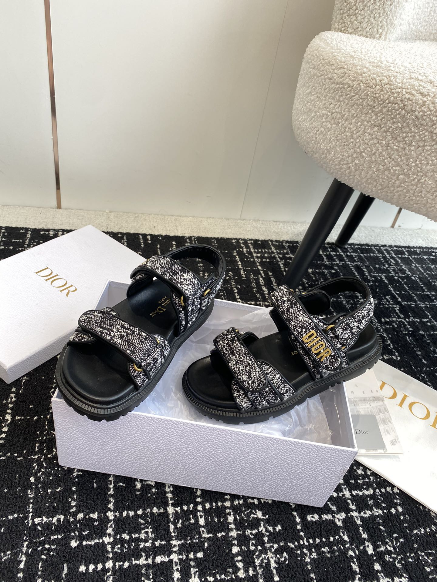 ua D*oract sandal