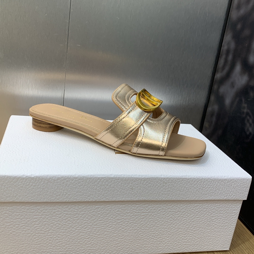 ua D*or 30 montaigne slide