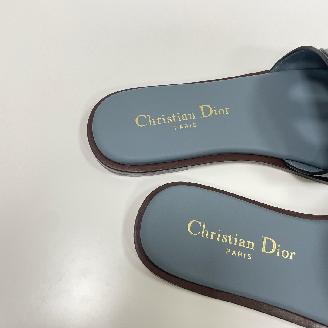 ua D*or d-club slide