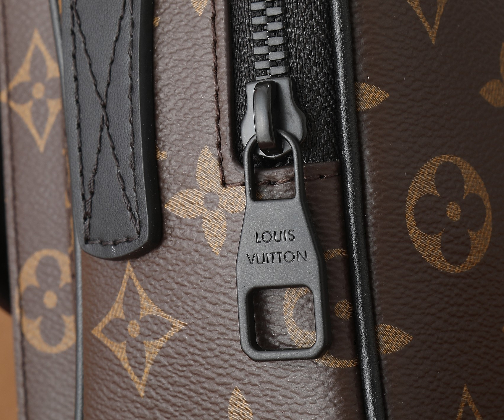 LV Quest Messenger M46973 7.1 x 7.1 x 3.9 inches