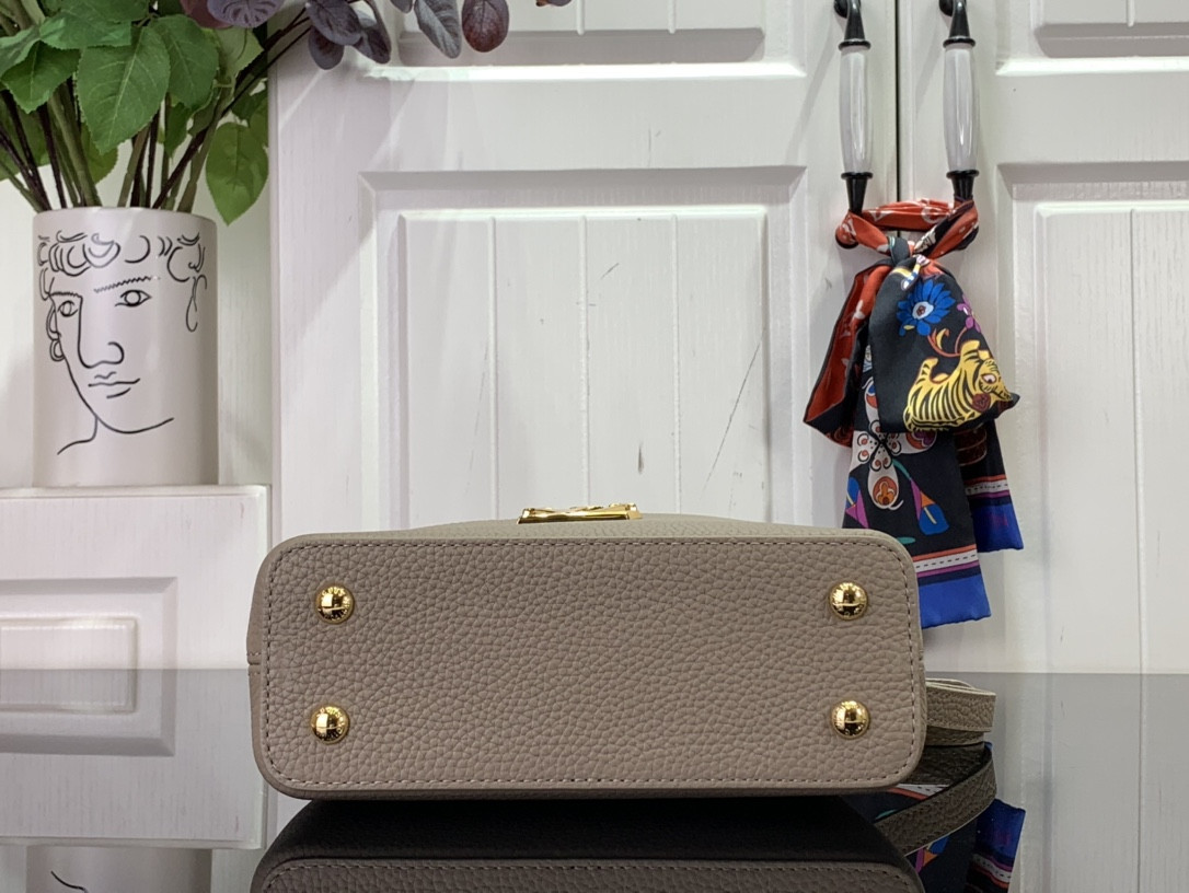 LV Capucines Mini M48861 8.3 x 5.5 x 3.1 inches