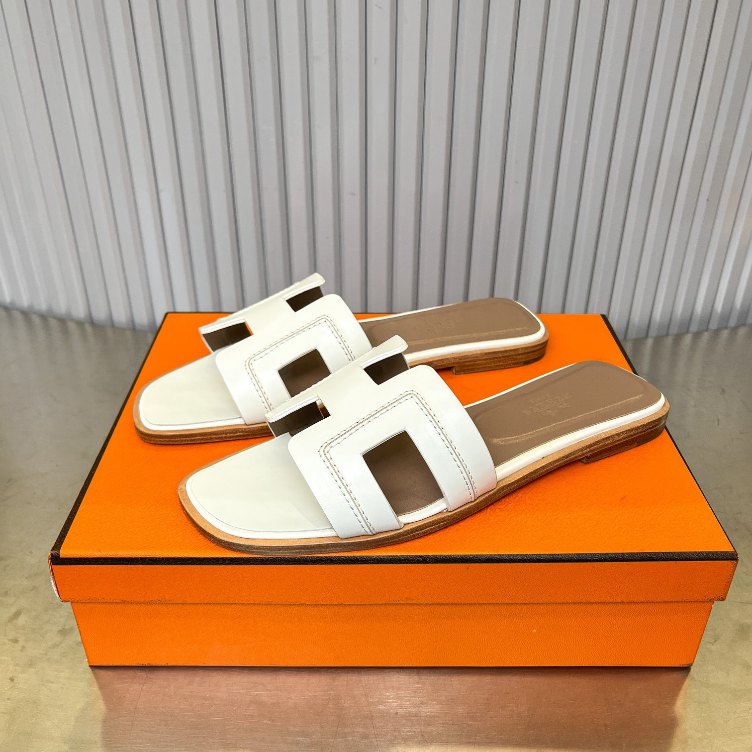 ua H**me5 oran sandal